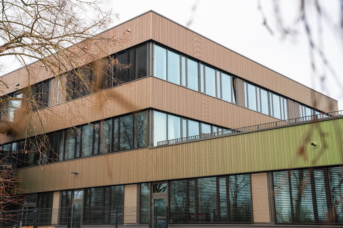 Detailansicht der neu gestalteten Außenhülle mit Fassadenelementen der Schindler Fenster + Fassaden GmbH