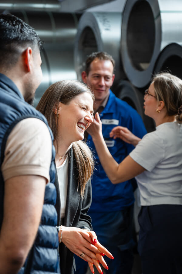 Menschlichkeit lässt sich in Zeiten von KI am besten durch echte Fotos Ihrer Veranstaltung vermitteln.