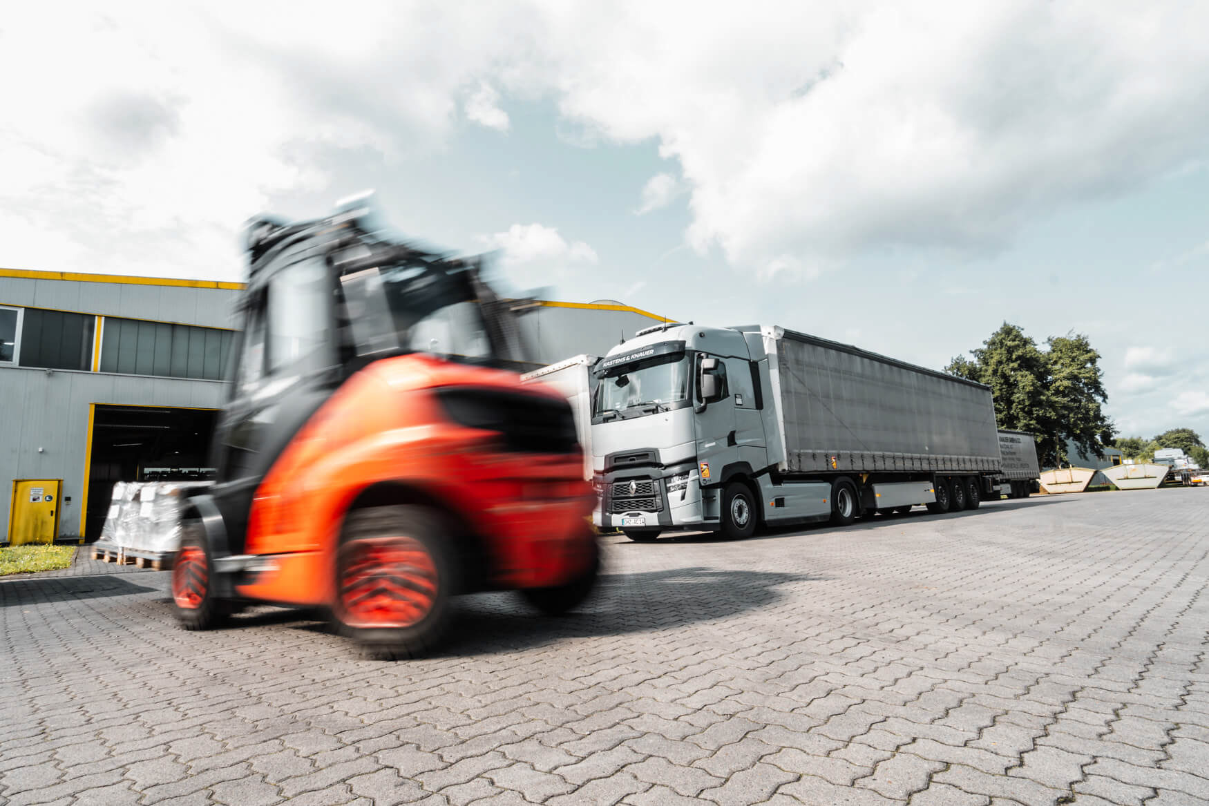 Fotografie für Werbe-Kampagne: Dynamisches Foto eines Gebelstaplers bei Logistik von Industriegütern. Philipp Eigner: Industriefotograf aus Bremen für Nordwestdeutschland.