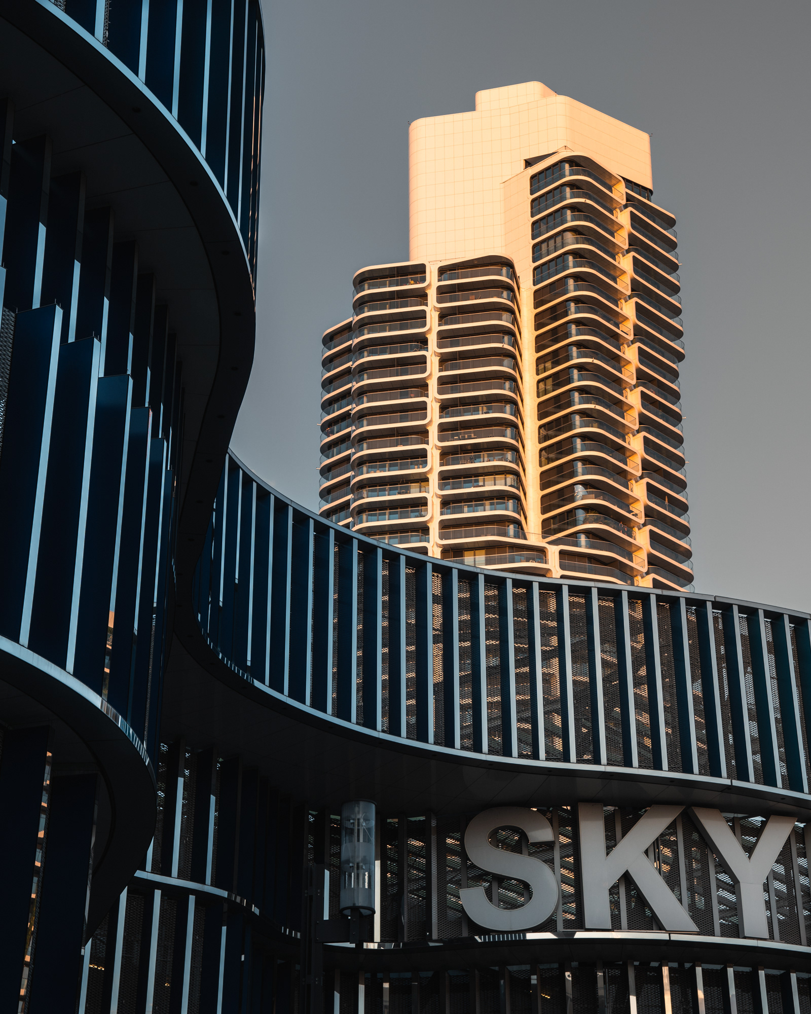 Skyline Plaza (Architekten: Jost Hering, Gisela Simon, In Zusammenarbeit mit Jourdan & Müller PAS) (Frankfurt am Main) mit Grand Tower im Hintergrund (Architekt: Magnus Kaminiarz & Cie). Fotografiert als freies Projekt.