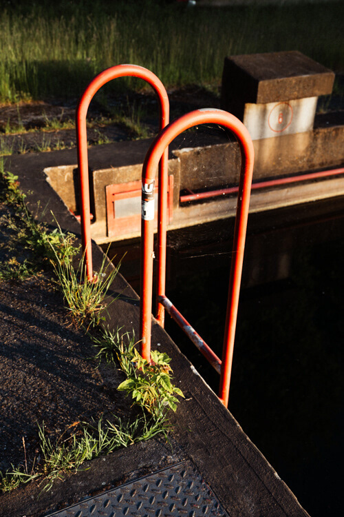 Urbanes Detail (Leiter eines ehem. Schwimmbades) im Editorial-Fotografie-Stil