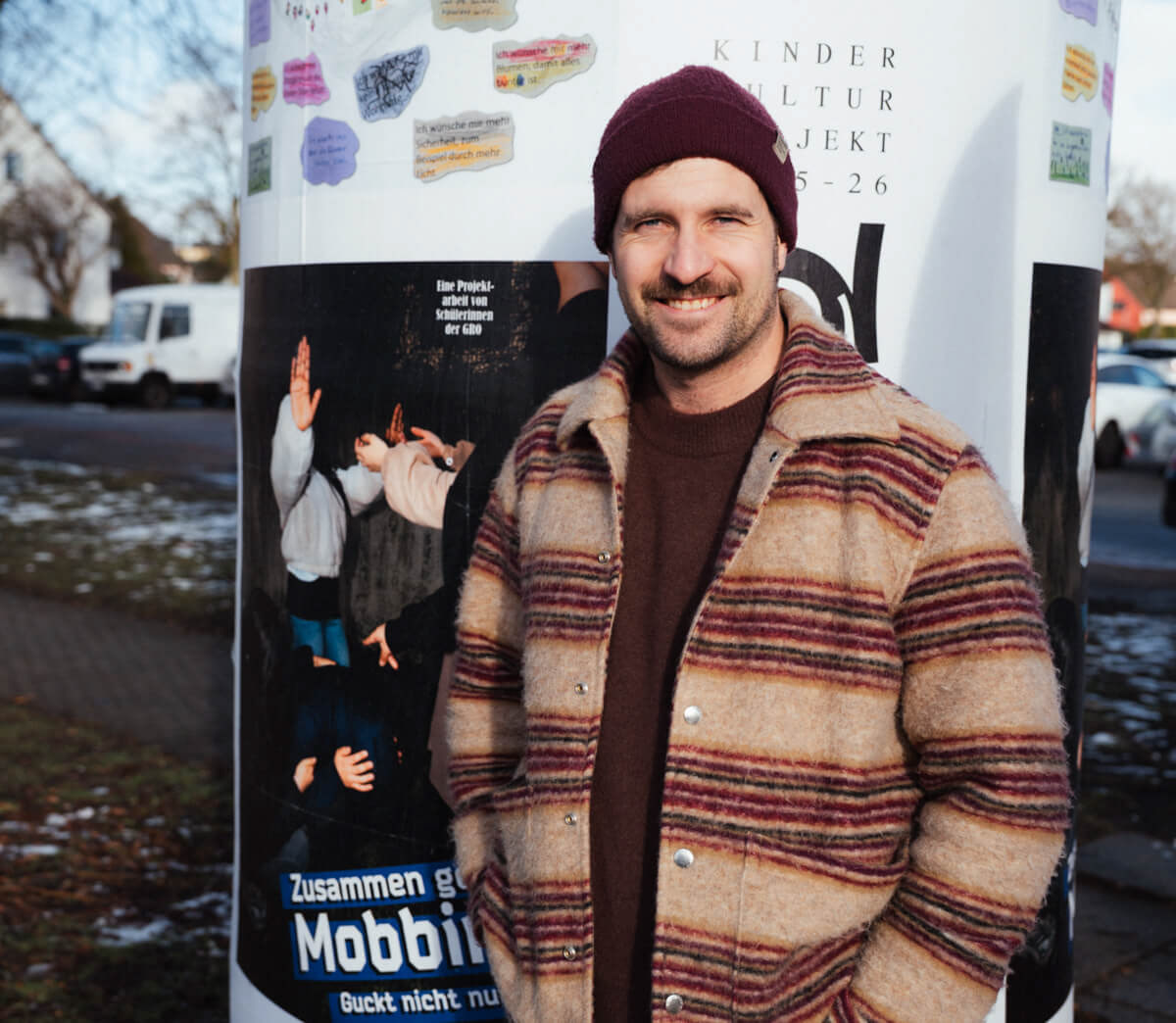 Künstler Philipp Eigner vor dem Arbeitsergebnis, das er in einem pädagogischen Projekt mit einer Jugendgruppe erstellt hat. © Quartier gGmbH