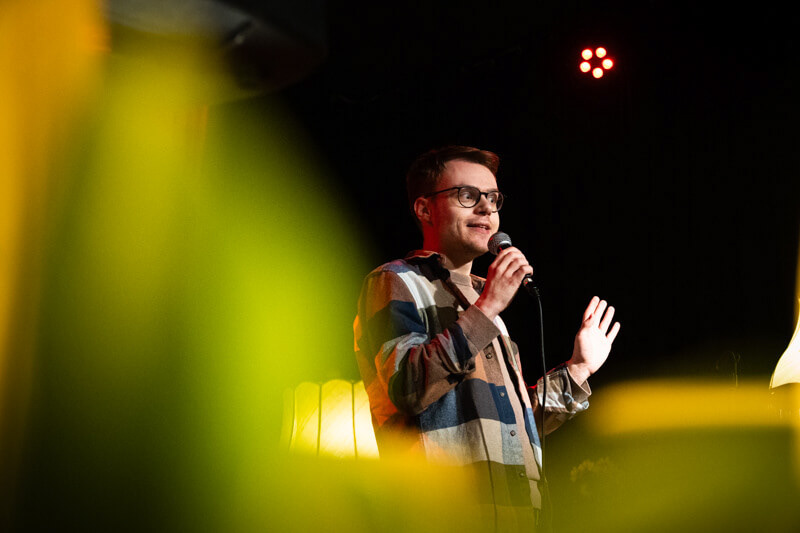 Festhalten der Auftritte von Künstler:innen und Keynotes