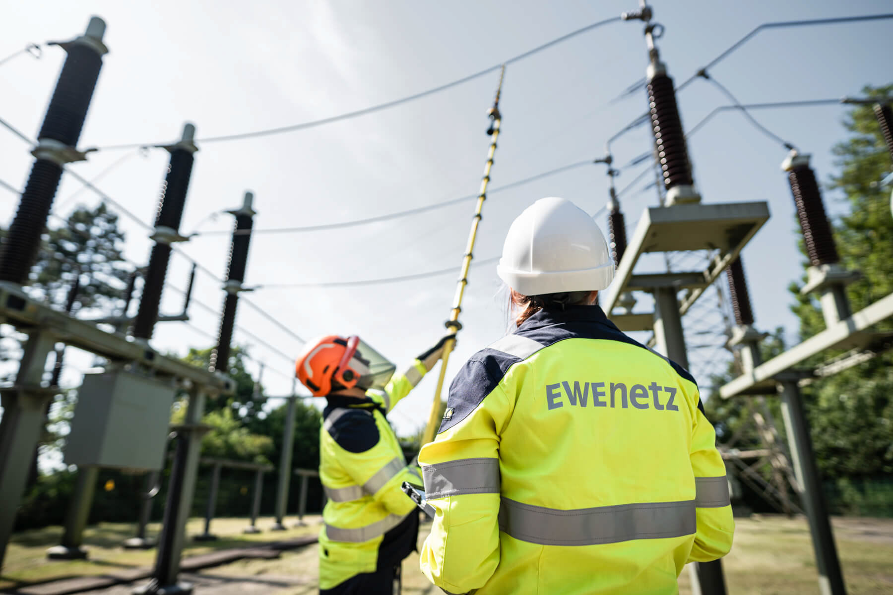 Referenzprojekt einer Fotoproduktion in der Kritischen Infrastruktur. Mitarbeitende von EWE Netz arbeiten in einem Umspannwerk.