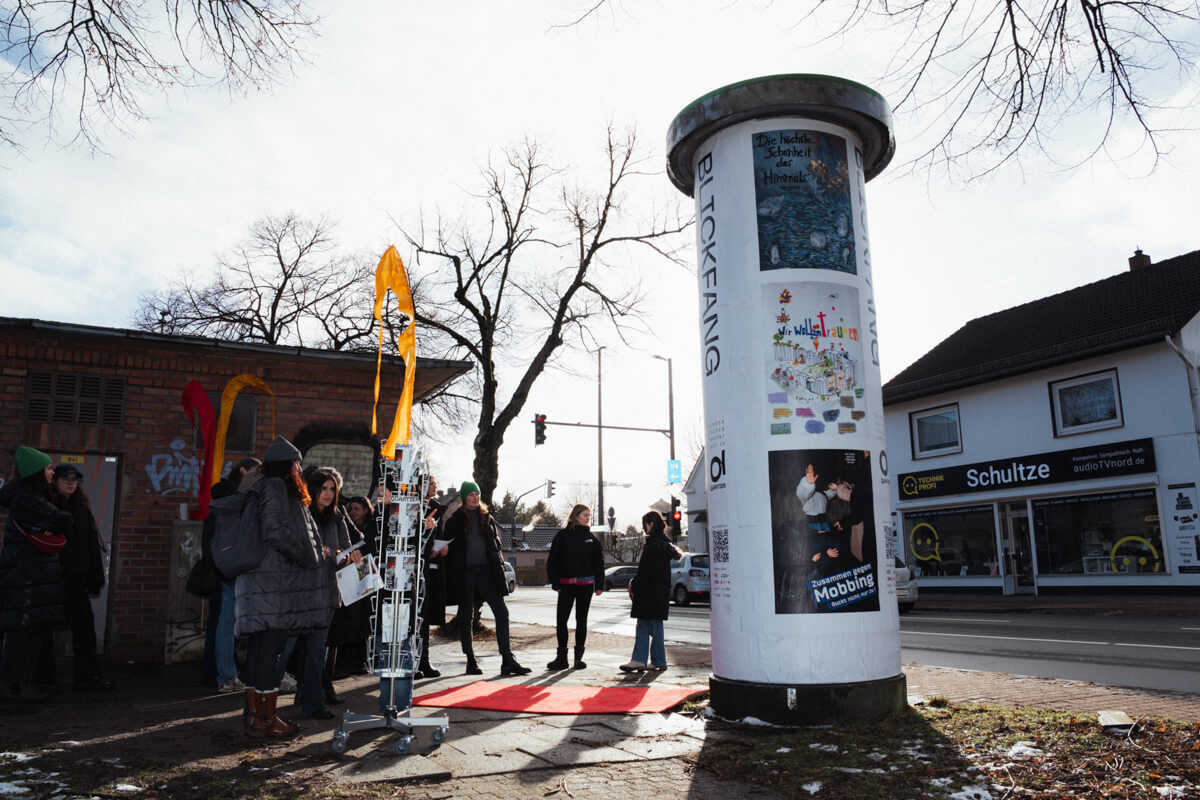 Die Litfasssäule mit 3 Plakatarbeiten verschiedener Bremer Künstler-Schüler-Kooperationen im Rahmen der Eröffnung der Ausstellung Blickfang.