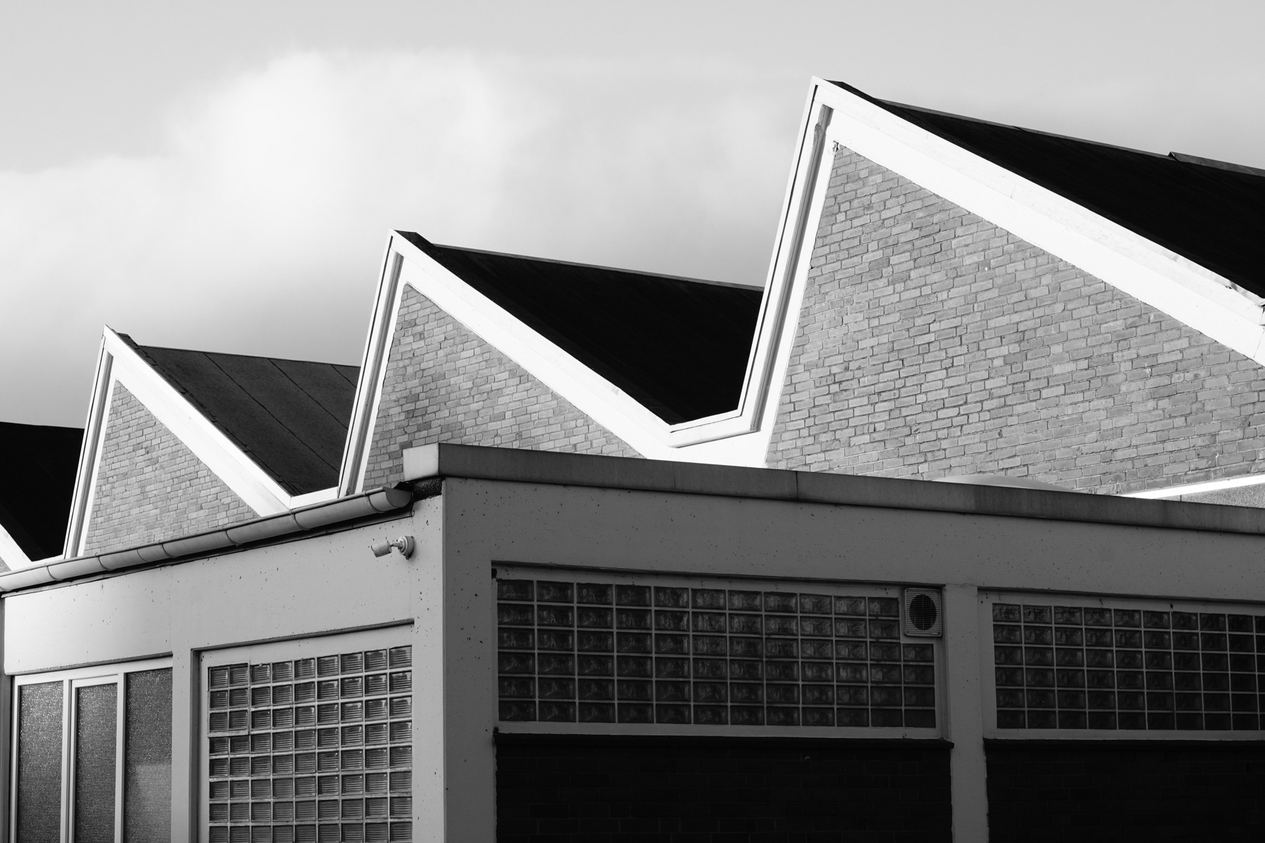 Schwarz-Weiß-Studie des Erbes industrieller Baukultur in der Überseestadt Bremen, künstlerische Architekturfotografie von Philipp Eigner.