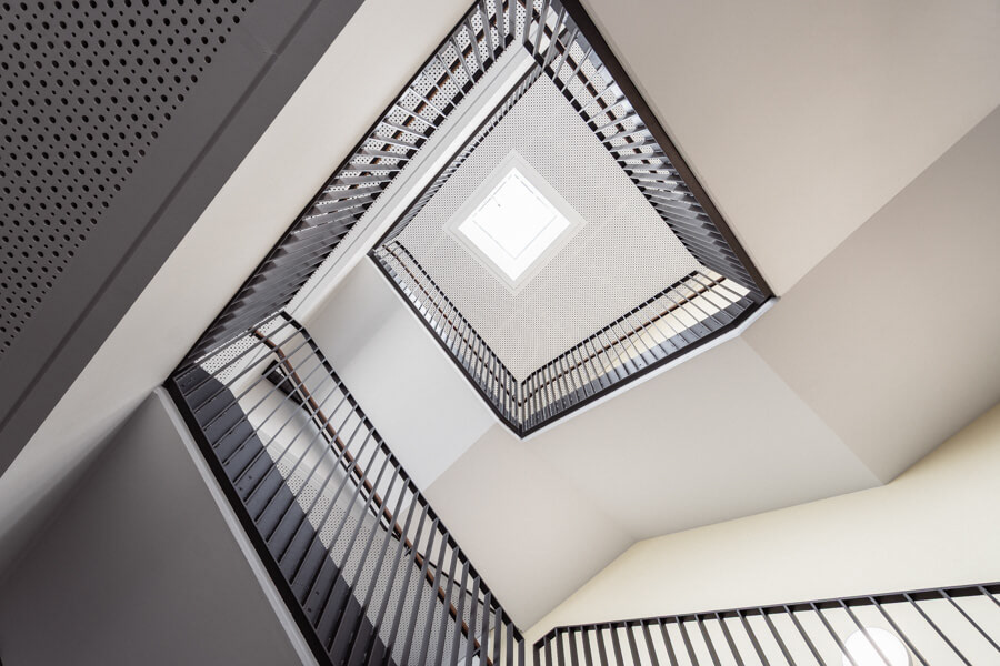 Grafische Linienführung im zentralen Treppenhaus. Architektur: Arge Trapez Architektur / eggersmende architekten