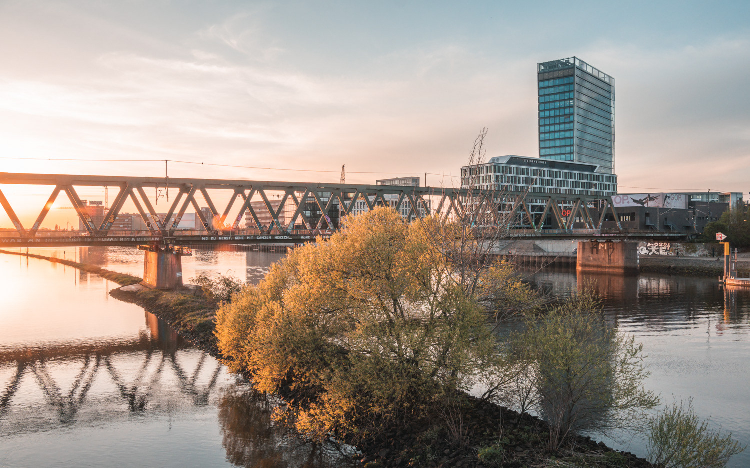 Wesertower (Architekt: Helmut Jahn) und Steigenberger Hotel Bremen (Architekt: Eike Becker) im Zusammenspiel mit Weser und Eisenbahnbrücke Bremen-Oldenburg, Fotografiert als freies Projekt.