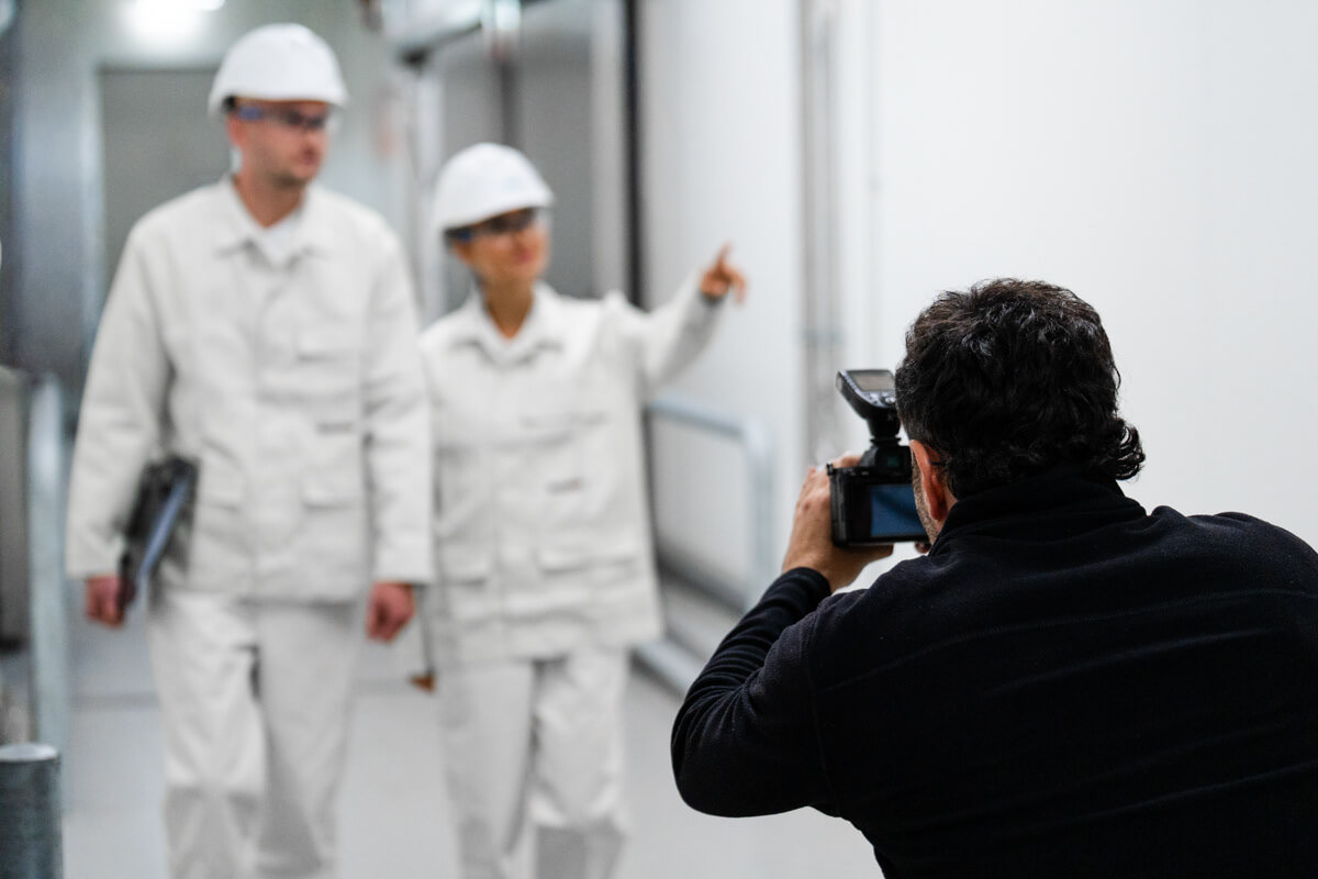 Fotograf Philipp Eigner beim Tracking-Shot mit Mitarbeitenden eines Pharmakonzerns. Foto: Richard Lerchl