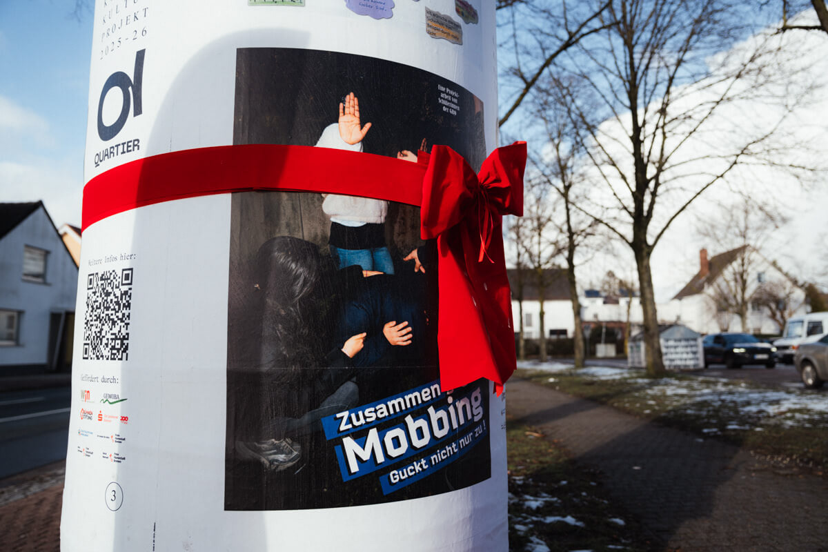 Plakat vor der Enthüllung