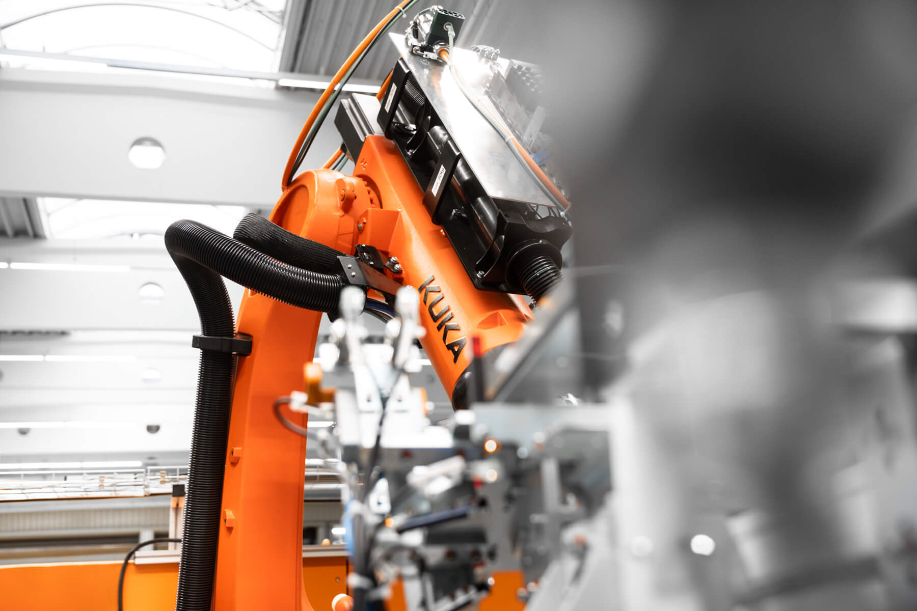 Industrielle Fotografie Bremen, Detailaufnahme eines orangen KUKA-Roboters