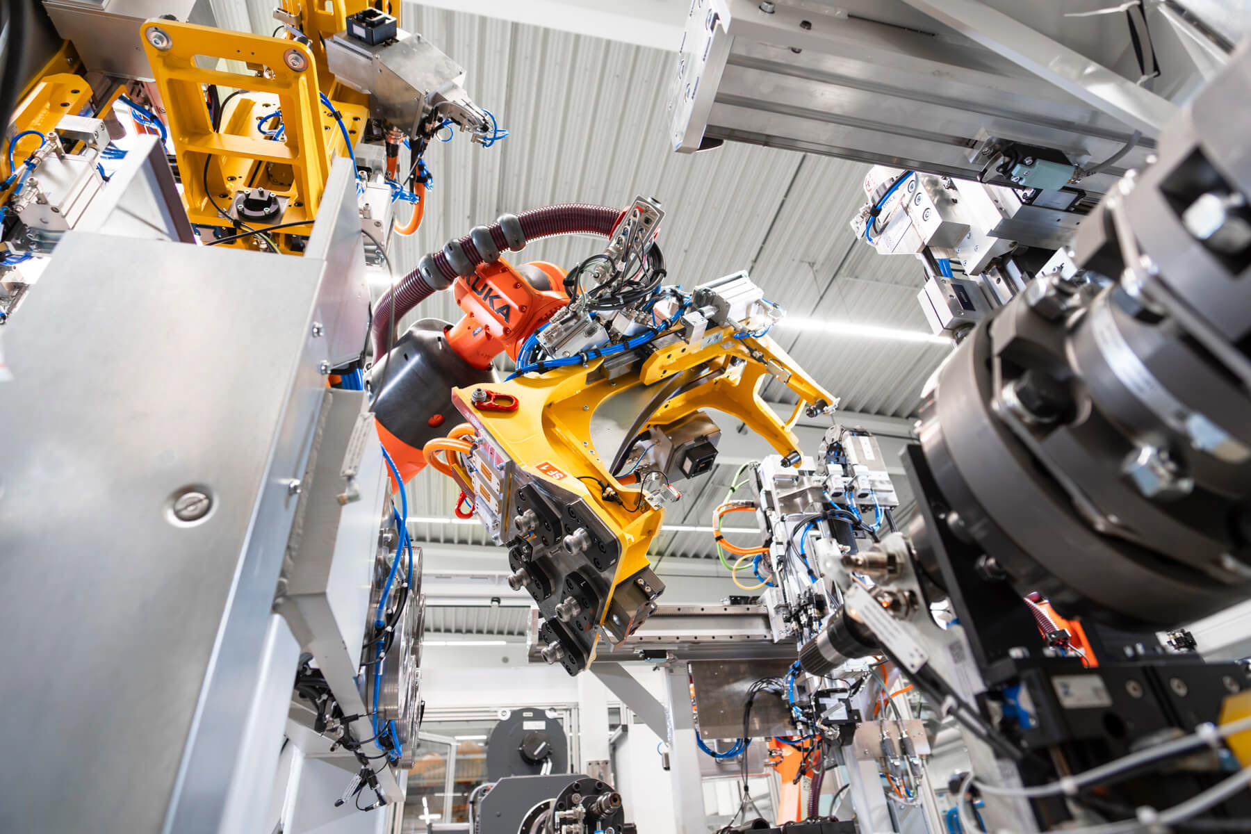 Dynamisches Foto einer KUKA Produktionsanlage