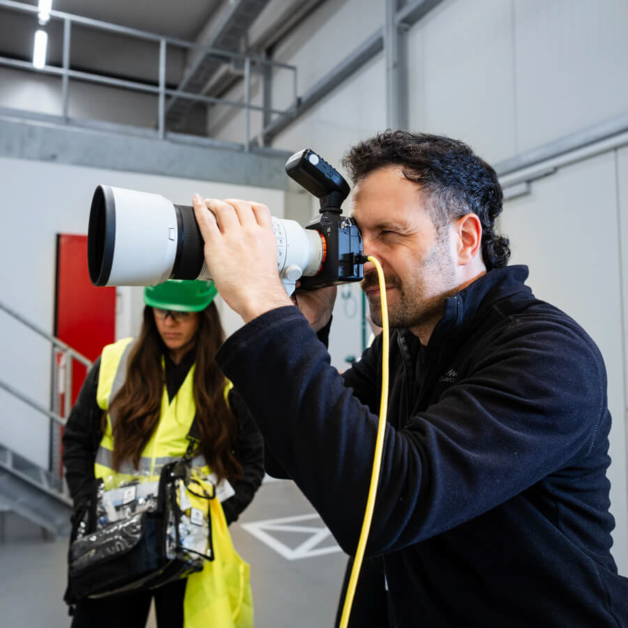 BTS der Fotoproduktion in einem Industriekomplex mit Visagistin. © Richard Lerchl