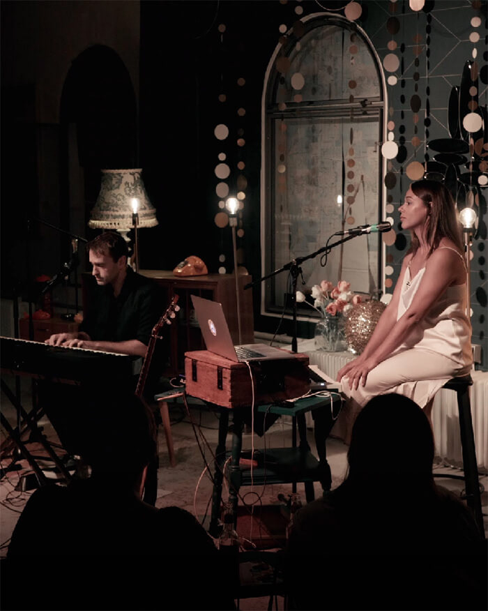 Ausschnitt aus Zahedis Performance in Kooperation mit Benoby [Filmproduktion: Philipp Eigner]