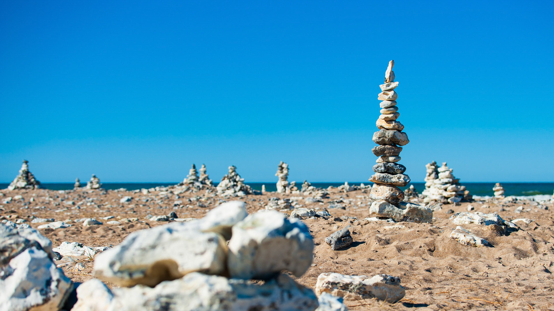 Stenkunst på stranden ved Klitmøller