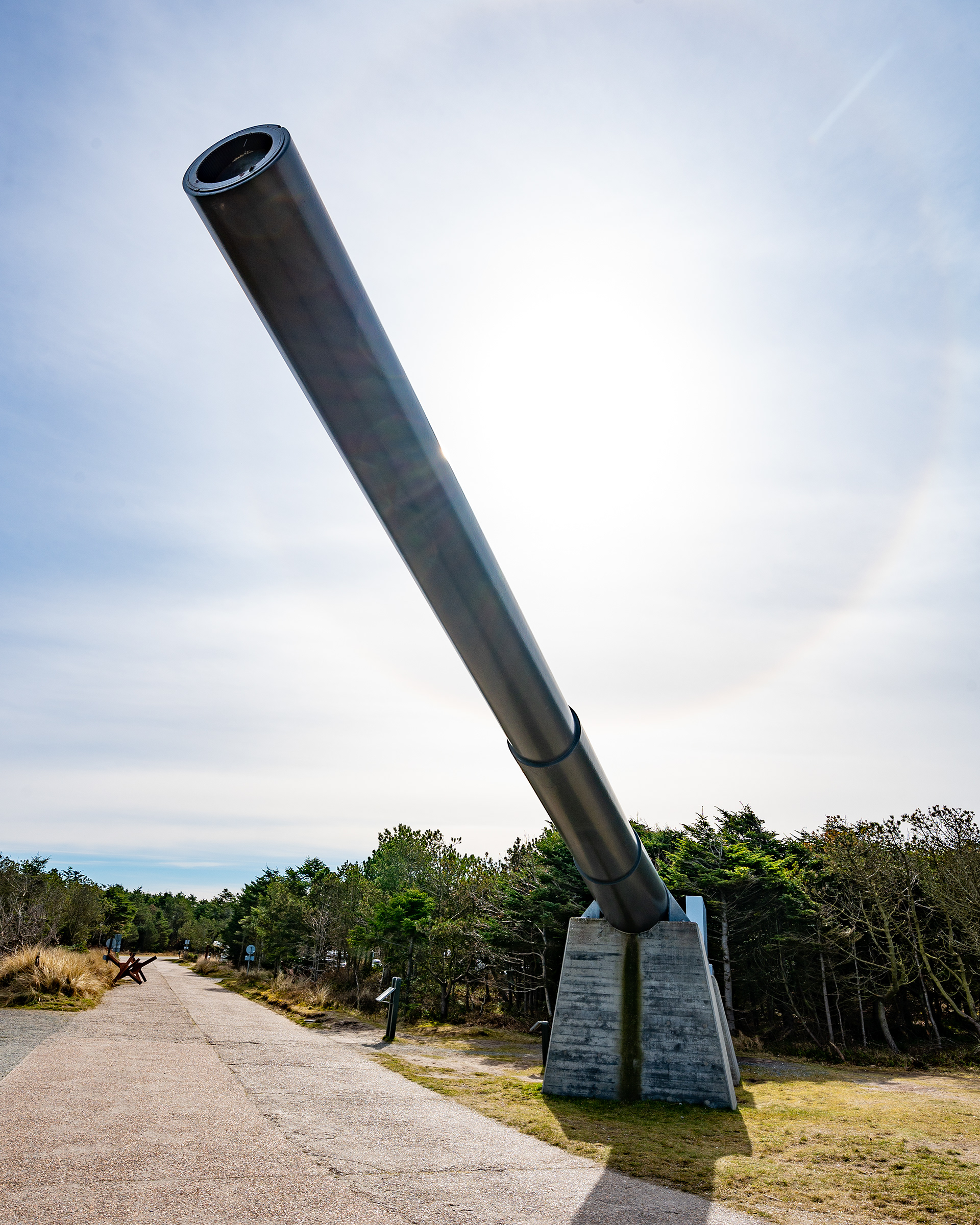 38 cm kanonen - Batteri "Hanstholm II"s kanoner havde betegnelsen 38 cm S.K.C/34. Der var tale om helt moderne skyts, som var konstrueret til brug i de tyske slagskibe af "Bismarck"-klassen. Kanonerne var produceret af Krupp, Essen. Kanonerne i Hanstholm havde produktionsnumrene 70, 71, 74 og 75. Den i dag udstillede model er nummer 89, og kommer oprindeligt fra Oksby, nær Blåvand, hvor den aldrig blev monteret, og har siden 2005 stået ved indgangen til Bunkermuseet i Hanstholm.