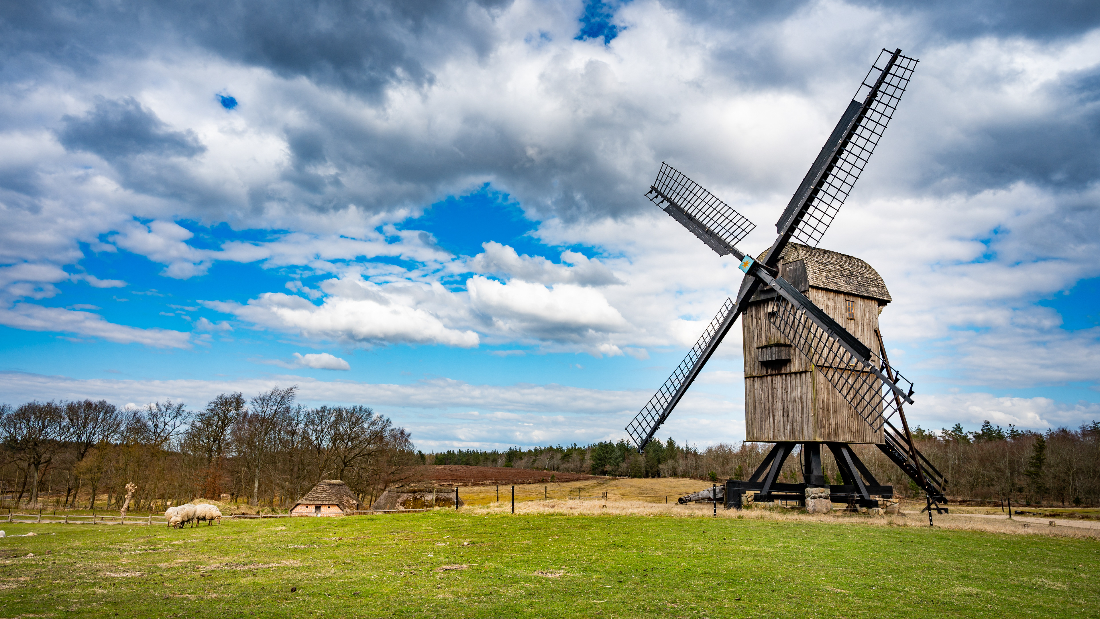 Frilandsmuseet Hjerl Hede - et statsanerkendt kulturhistoriske museum Stubmøllen fra Frøslev blev oprindeligt opført i Storehedinge i året 1778, og blev flyttet til Hjerl Hede i 1931. Sammen med Vinkelgården var møllen den første spæde begyndelse til bygningssamlingen i museet.