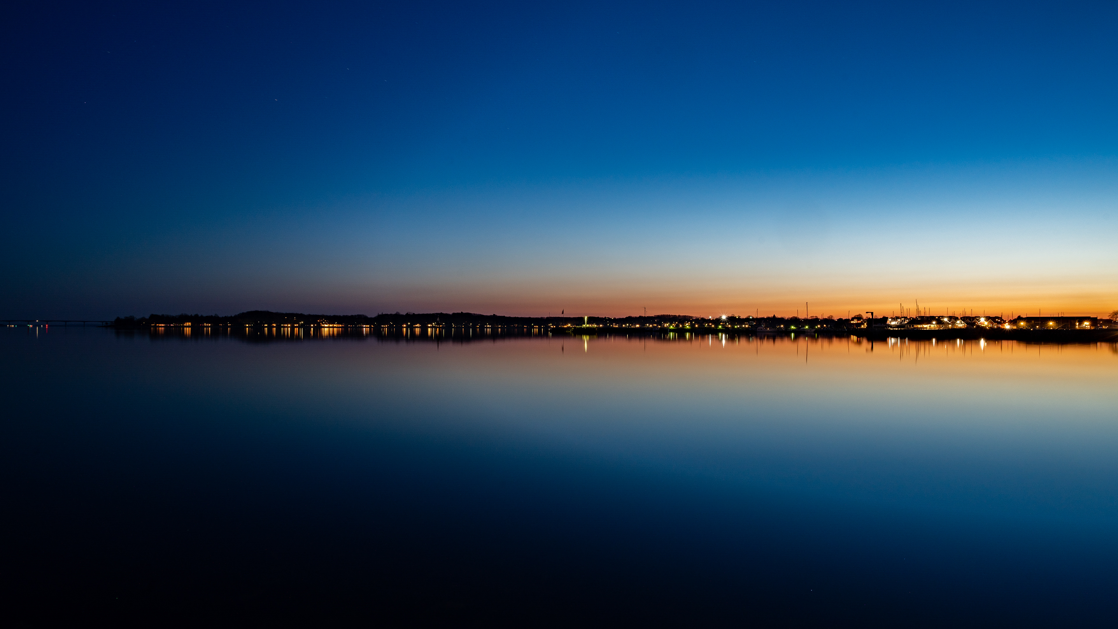 Skyline af Limfjordsøen Mors' hovedstad - Nykøbing. Byen er en gammel købstad, som fik sine købstadsrettigheder i middelalderen på grund af fiskeri og skibsfartsmuligheder ved Limfjorden. Havnekvarteret har arkæologiske spor fra 1200-tallet, hvor de små huse tidligere var beboelse for byens arbejdere, håndværkere og fiskere.