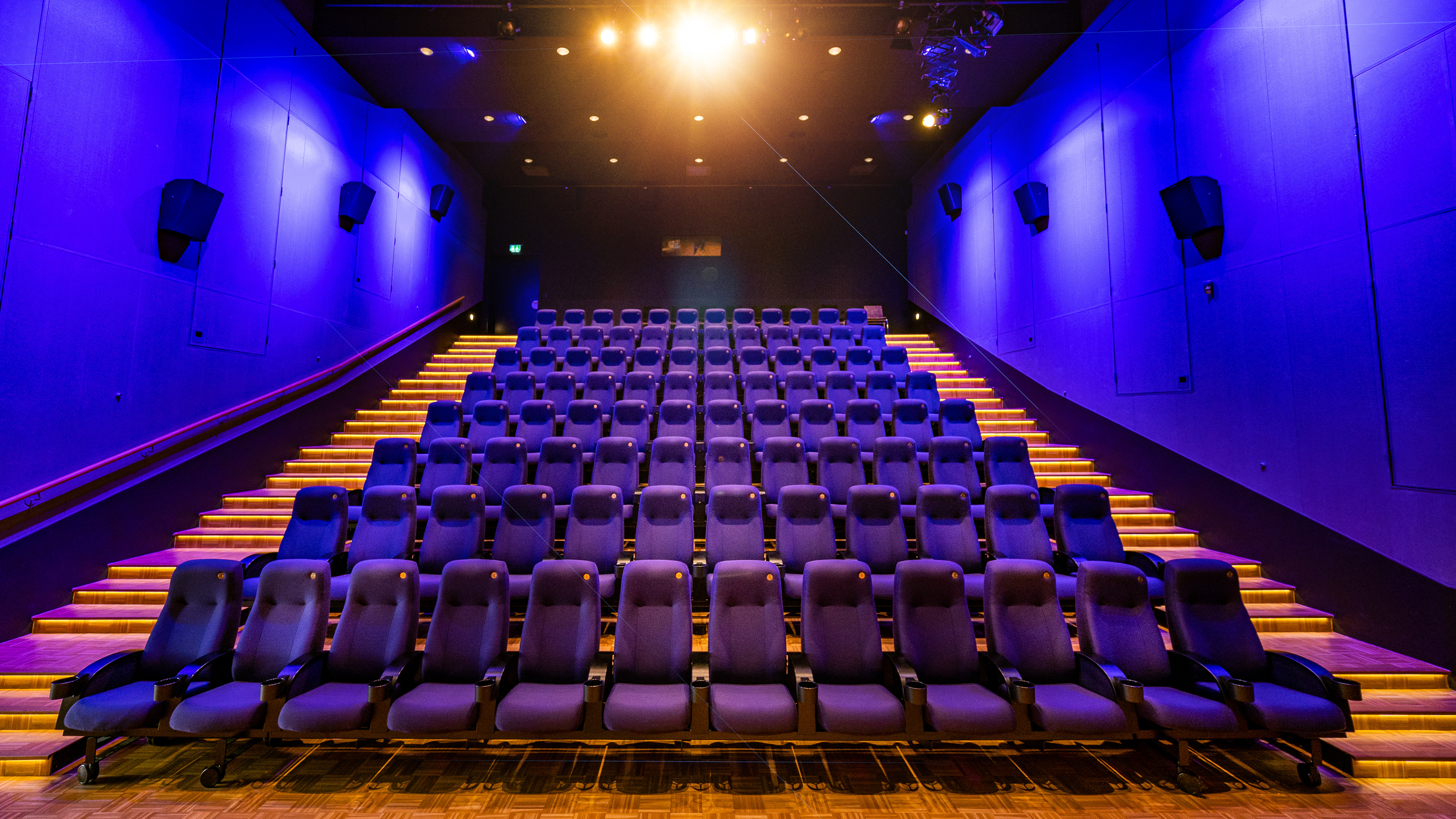 Medietanken er et topmoderne og lækkert kultur- & konferencested ved TV MIDTVEST i Holstebro. Multimediesalen / auditoriumet med 96 siddepladser egner sig rigtig godt til foredrag, konferencer, kurser, intime shows, koncerter og specielt også til filmvisning, da den rummer top professionelt udstyr til film, video og præsentationer.