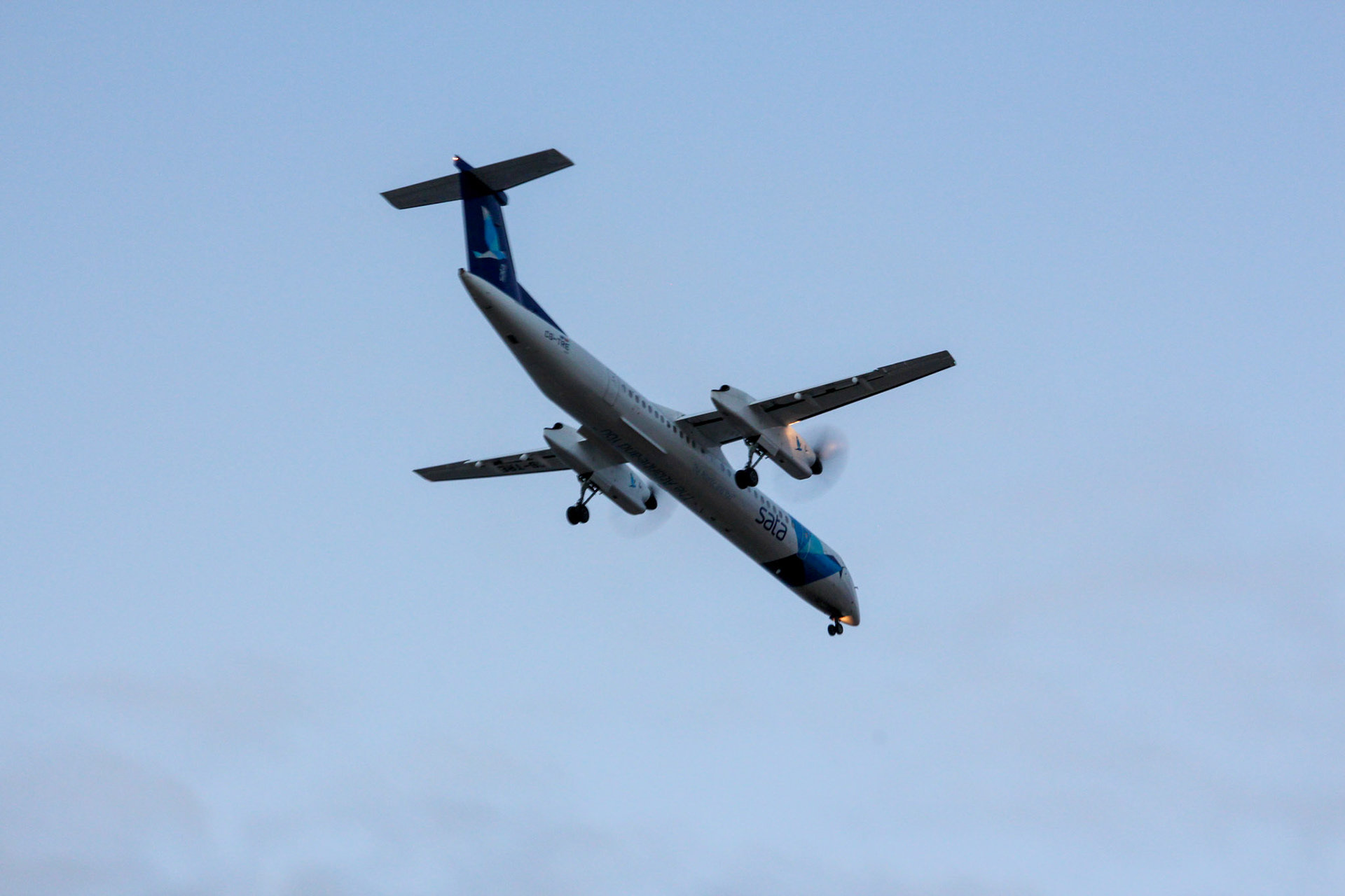 Sata Dash-8 Arriving into LPPD
