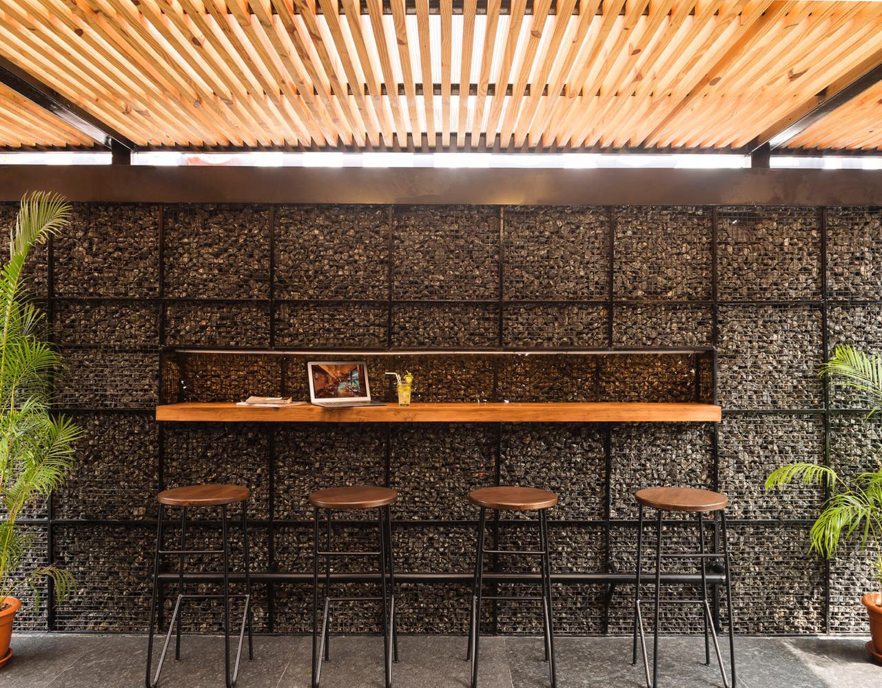 COUNTERTOP WITHIN GABIAN WALL