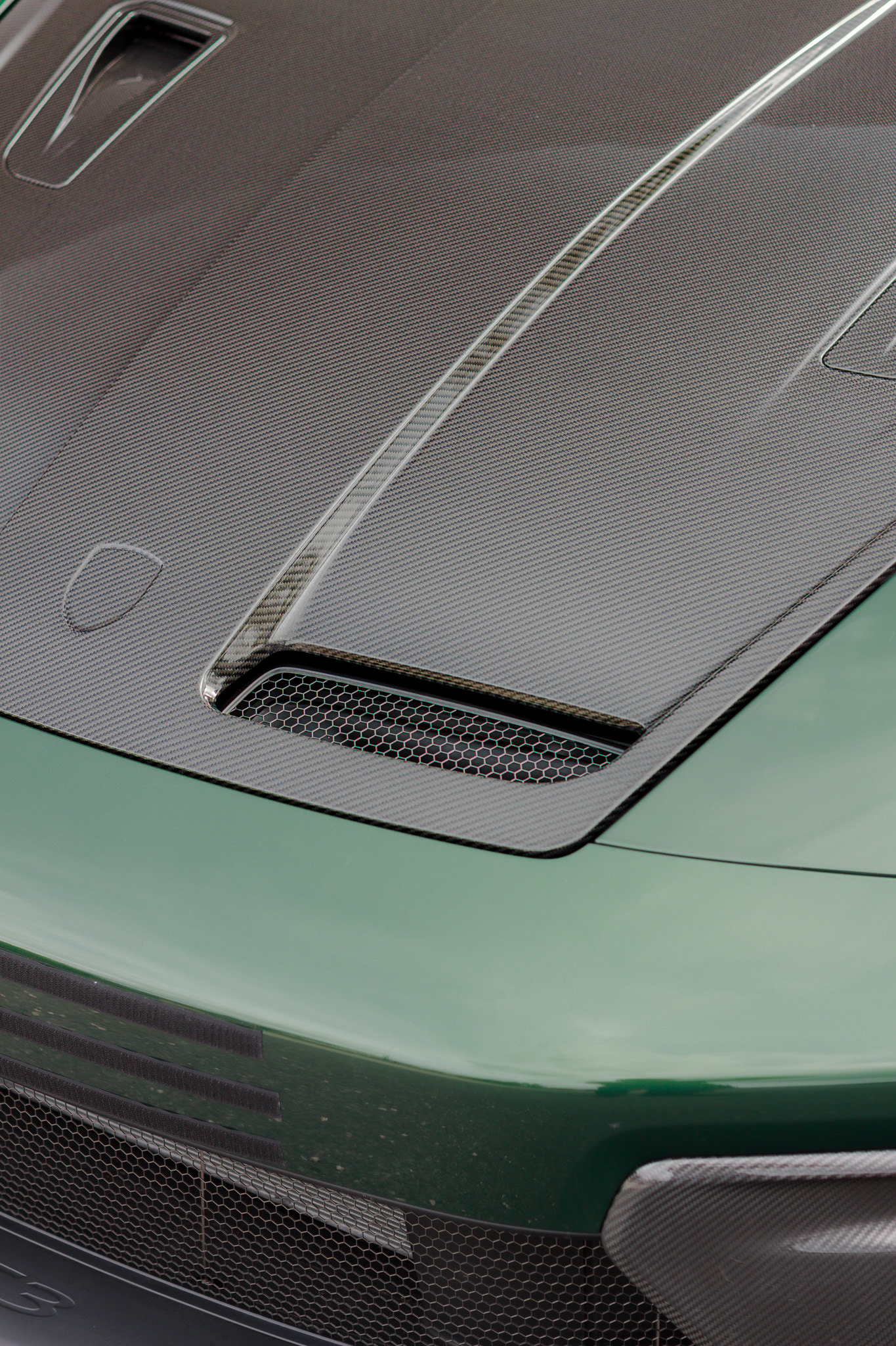 Jede Reflexion erzählt von Kontrolle – nichts ist zufällig, alles präzise.