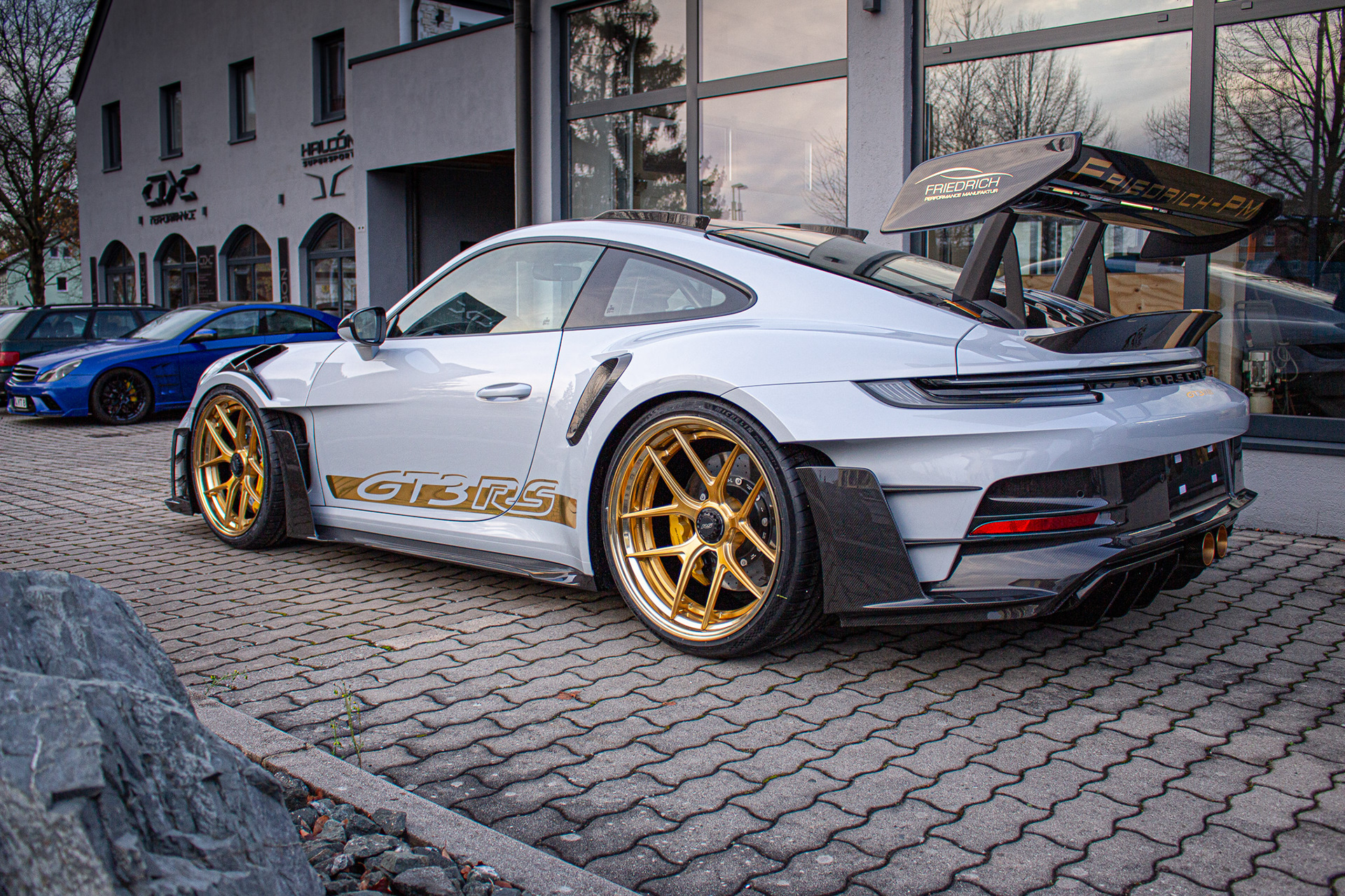 Kraft in Ruhe: ein Design, das selbst im Stillstand Geschwindigkeit ausstrahlt.