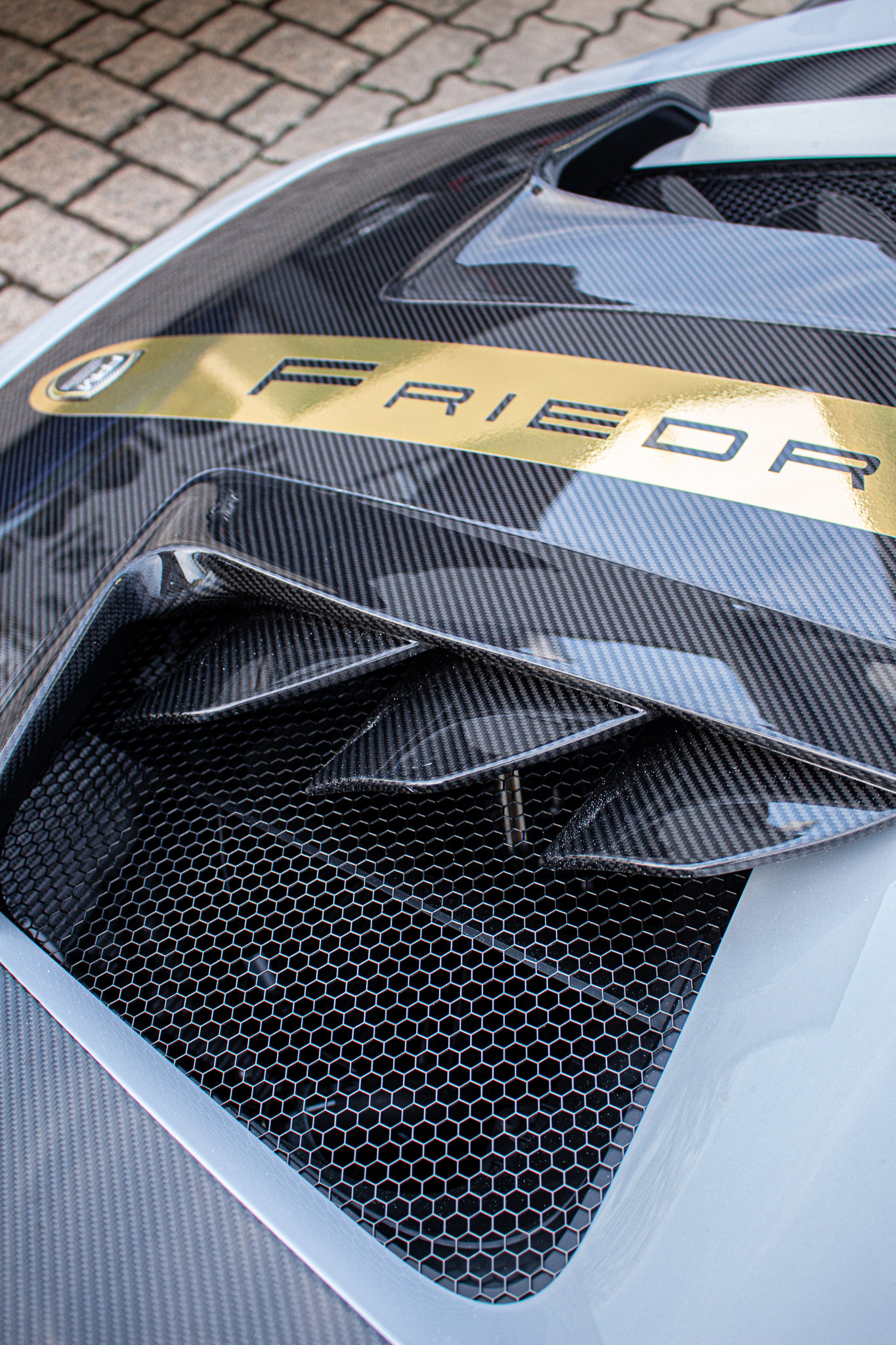 Jedes Detail ein Beweis für technische Leidenschaft: Carbon, goldene Akzente, Renn-DNA.