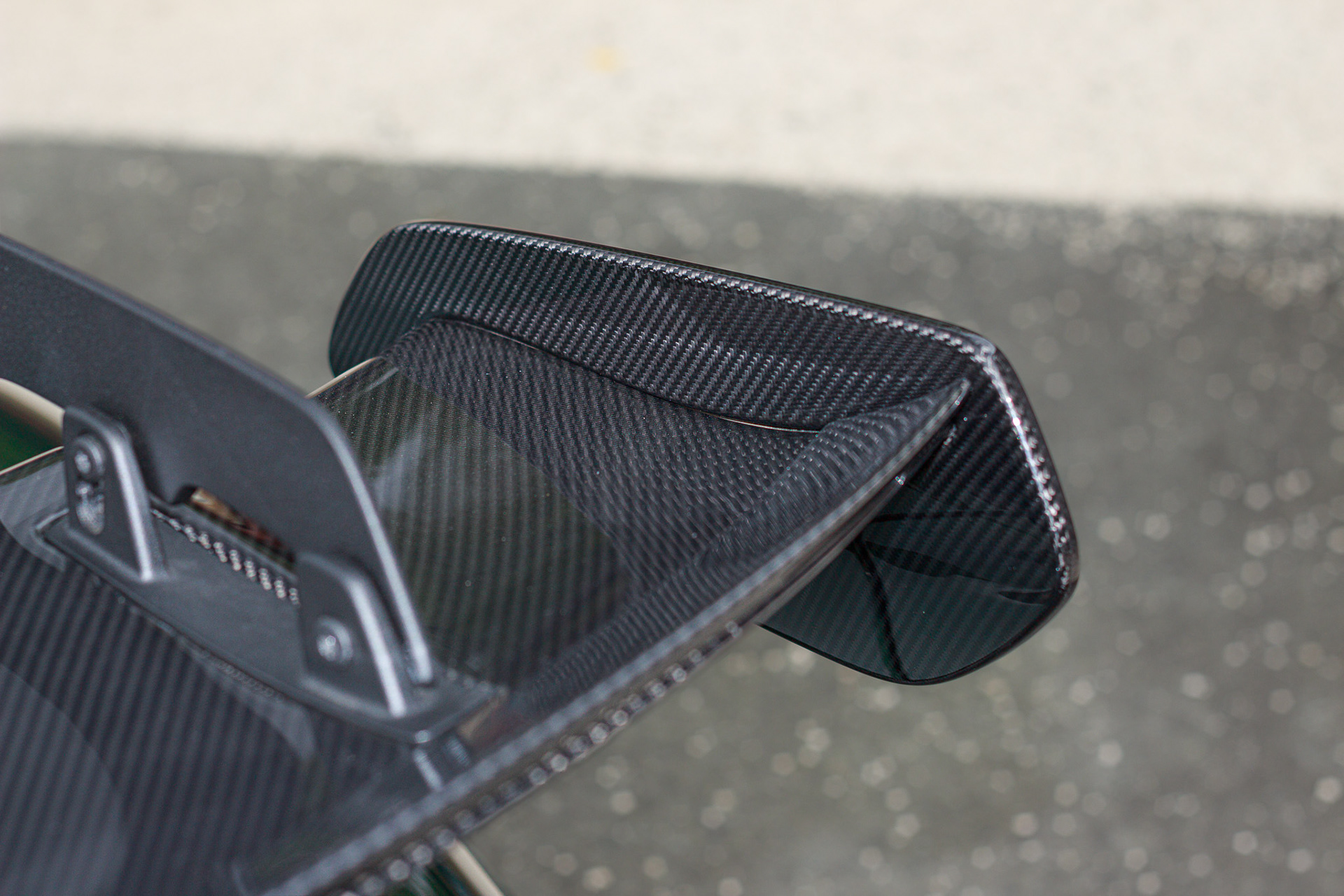 Fokus auf die Oberfläche: die Struktur des Carbon zeigt die Essenz moderner Leichtbaukunst.