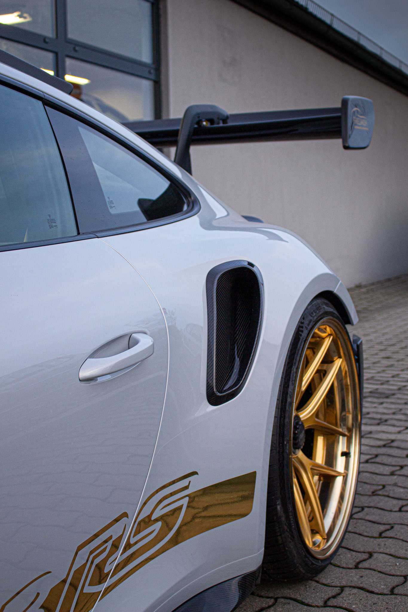 Perfekte Spannung in der Fläche – ein Spiel aus Glanz, Kurve und Schatten.