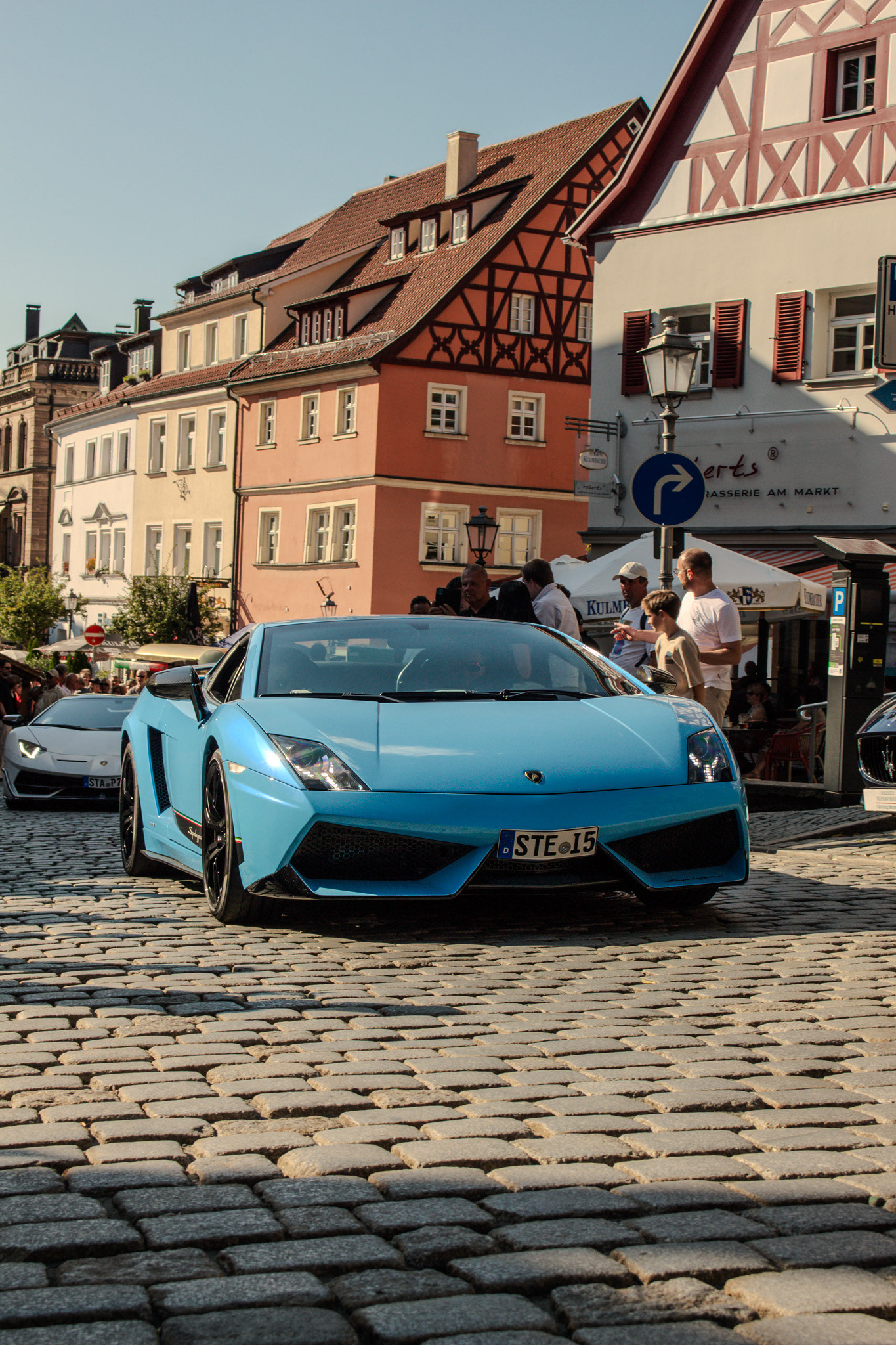 Kopfsteinpflaster, Altstadt, Abendlicht – Kontrast aus Historie und Moderne.