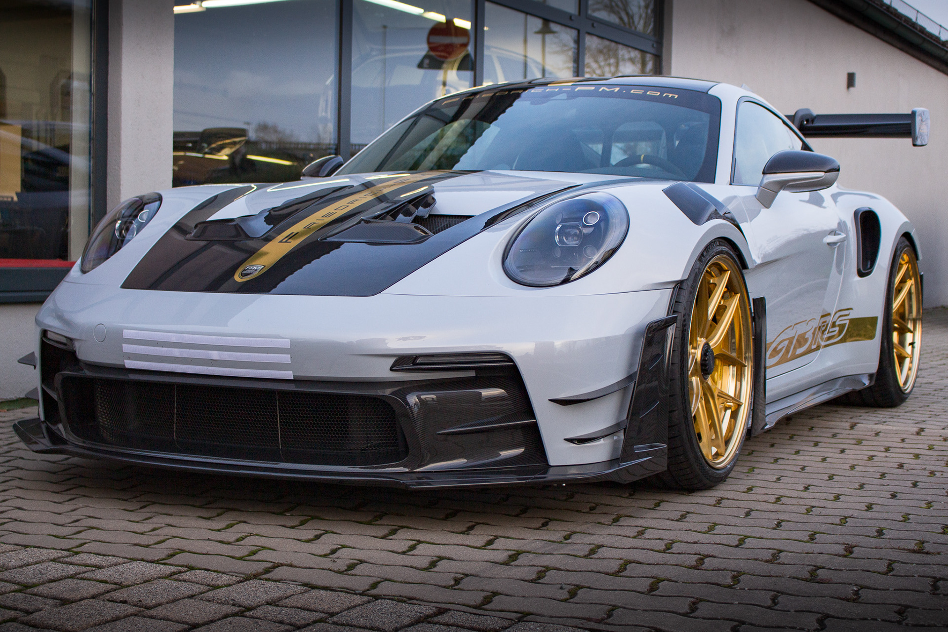 Frontansicht in Weiß und Carbon – Präzision und Präsenz in perfekter Balance.