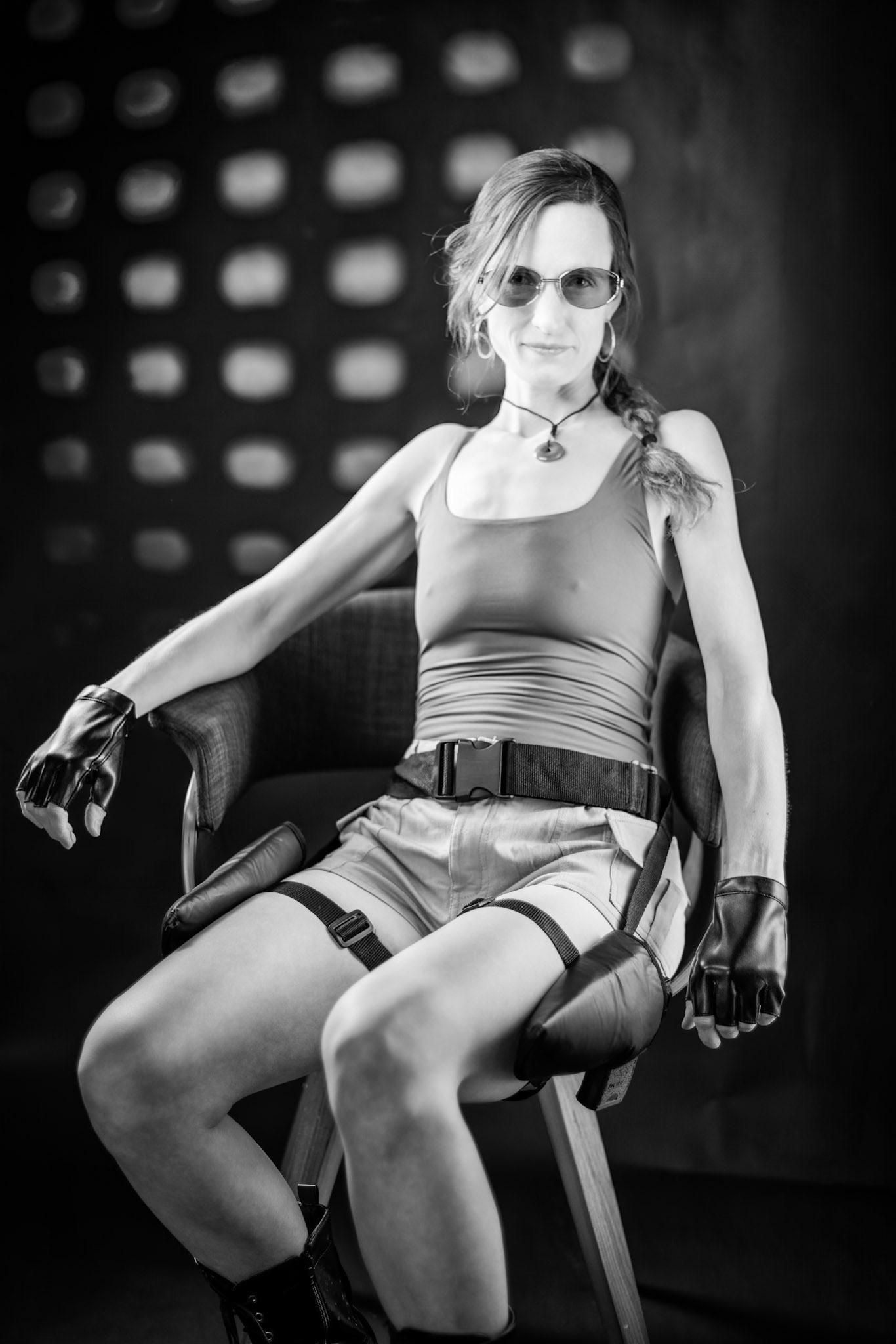 Lara Croft: Interview Hotseat- This Lara Croft cosplay brings the Tomb Raider spirit to life with 3D-printed prop guns that turned out way better than I expected. Flashpoint XPlor 600 for the primary spotlight, Godox AD200 or V1P in 120×30mm soft boxes for fill, and a Godox AD200 with a 3D-printed gobo to add that dramatic backlight.