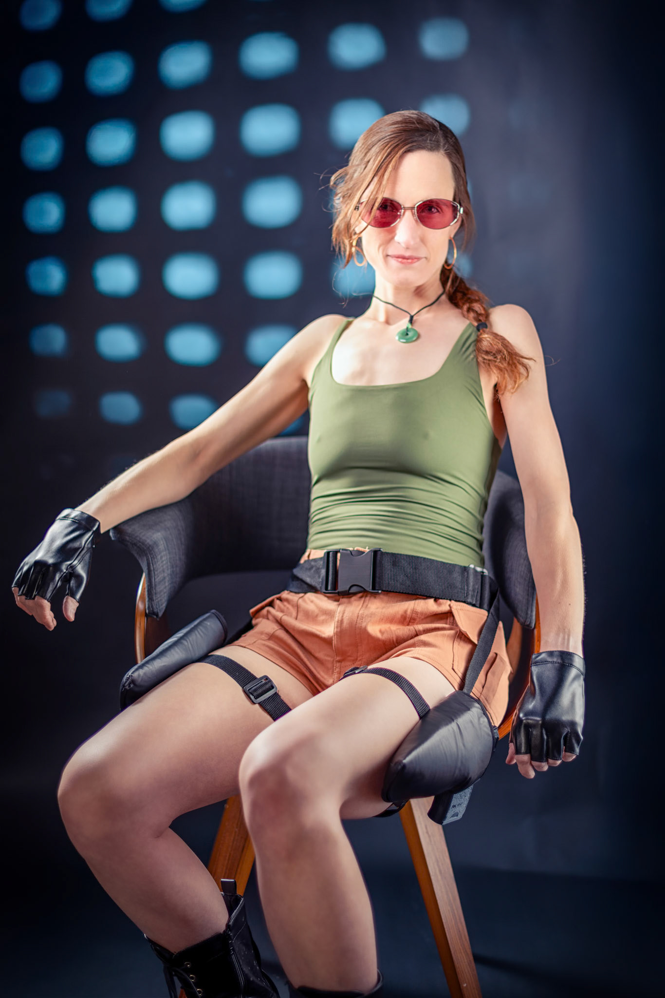 Lara Croft: Interview Hotseat - This Lara Croft cosplay brings the Tomb Raider spirit to life with 3D-printed prop guns that turned out way better than I expected. Flashpoint XPlor 600 for the primary spotlight, Godox AD200 or V1P in 120×30mm soft boxes for fill, and a Godox AD200 with a 3D-printed gobo to add that dramatic backlight.