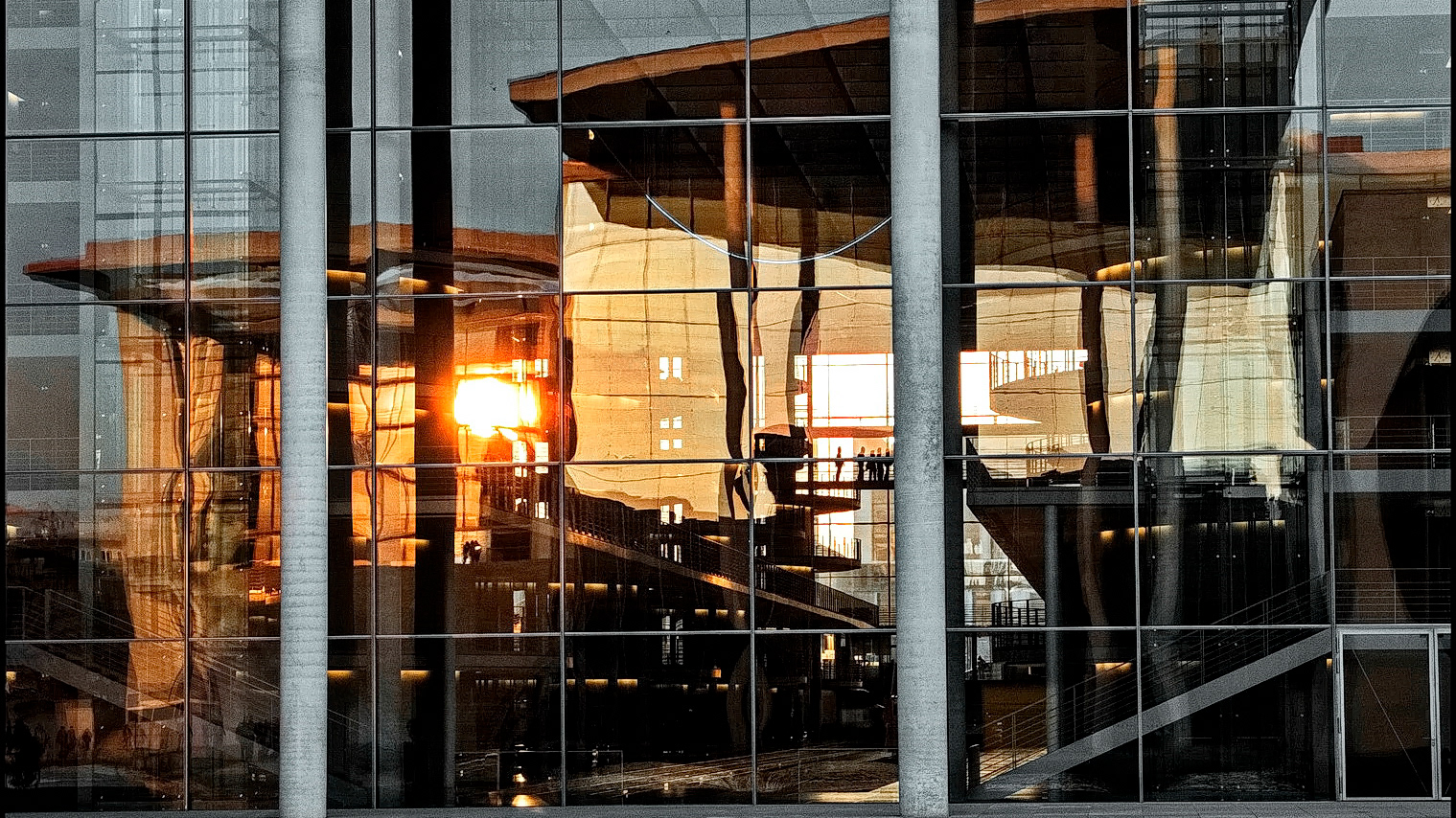 Reflexion im Regierungsviertel