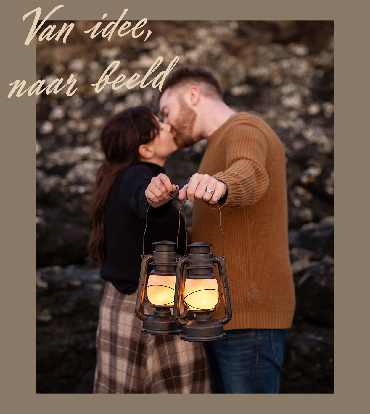 Koppel houdt samen lampionnen vast, wat een romantische sfeer creëert.