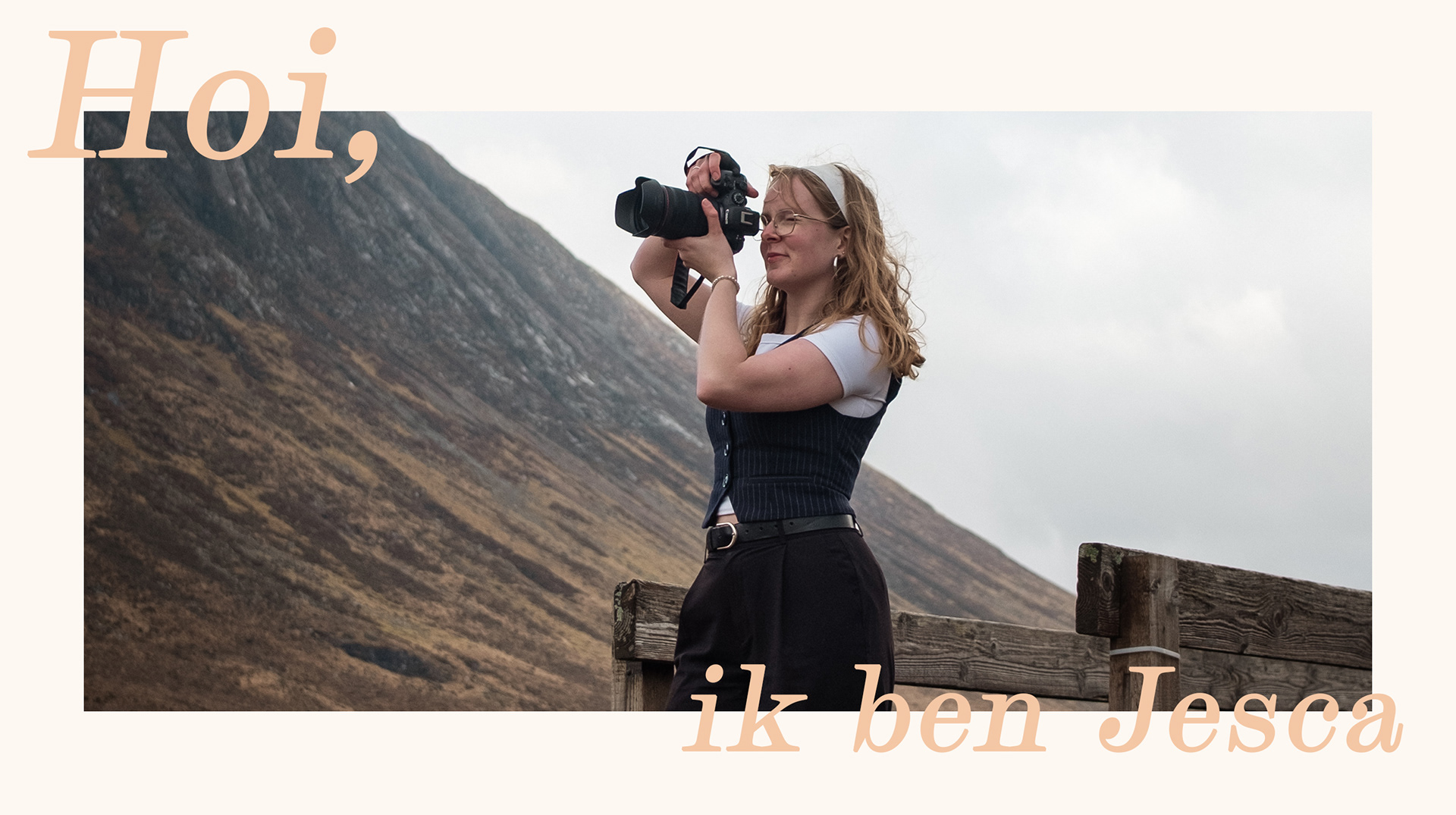 Portretfoto van fotograaf Jesca, gepassioneerd over het vastleggen van liefdesverhalen.