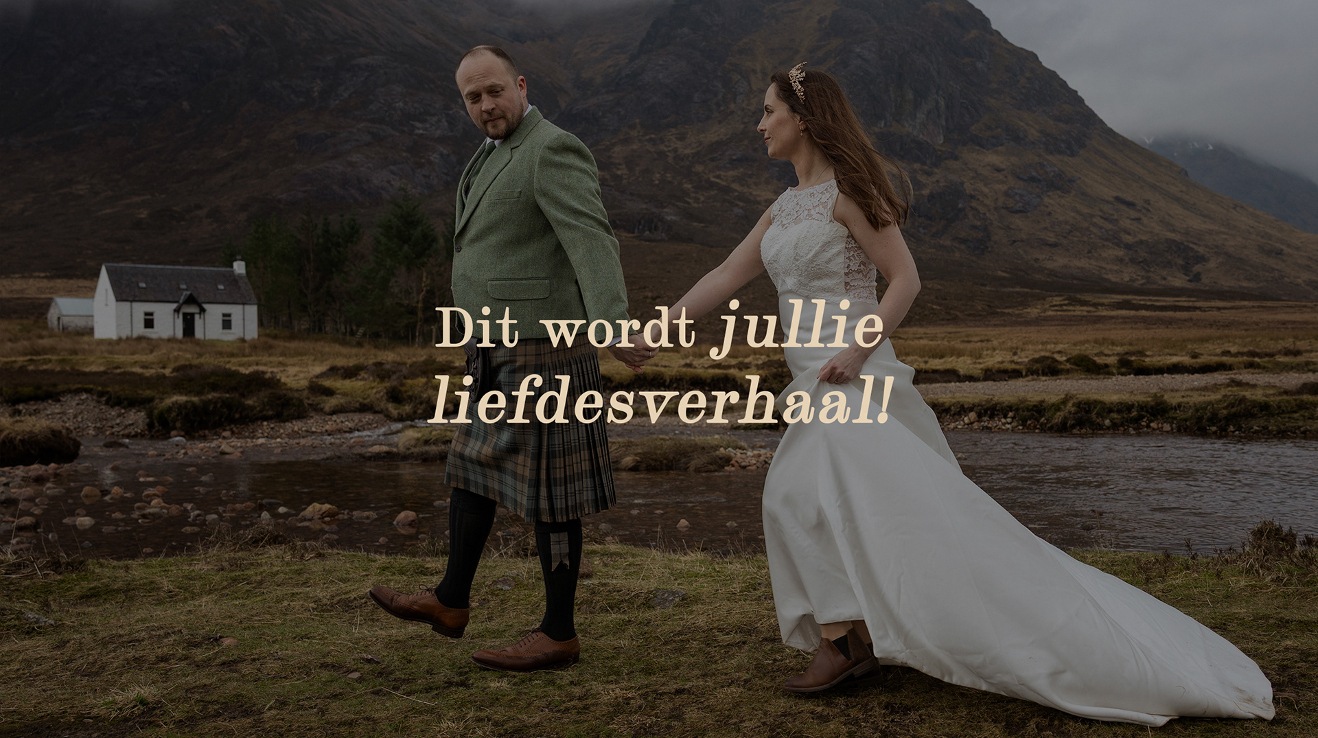 Bruidspaar loopt hand in hand over een landweg, genietend van het moment samen.
