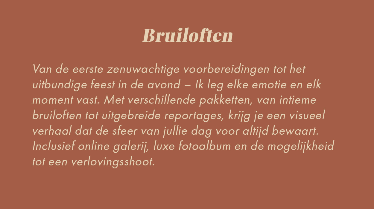 Een bruid en bruidegom dansen samen, terwijl elk moment liefdevol wordt vastgelegd.