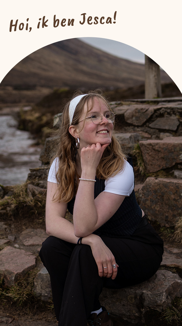 Portret van fotograaf Jesca, lachend en klaar om jouw verhaal vast te leggen.