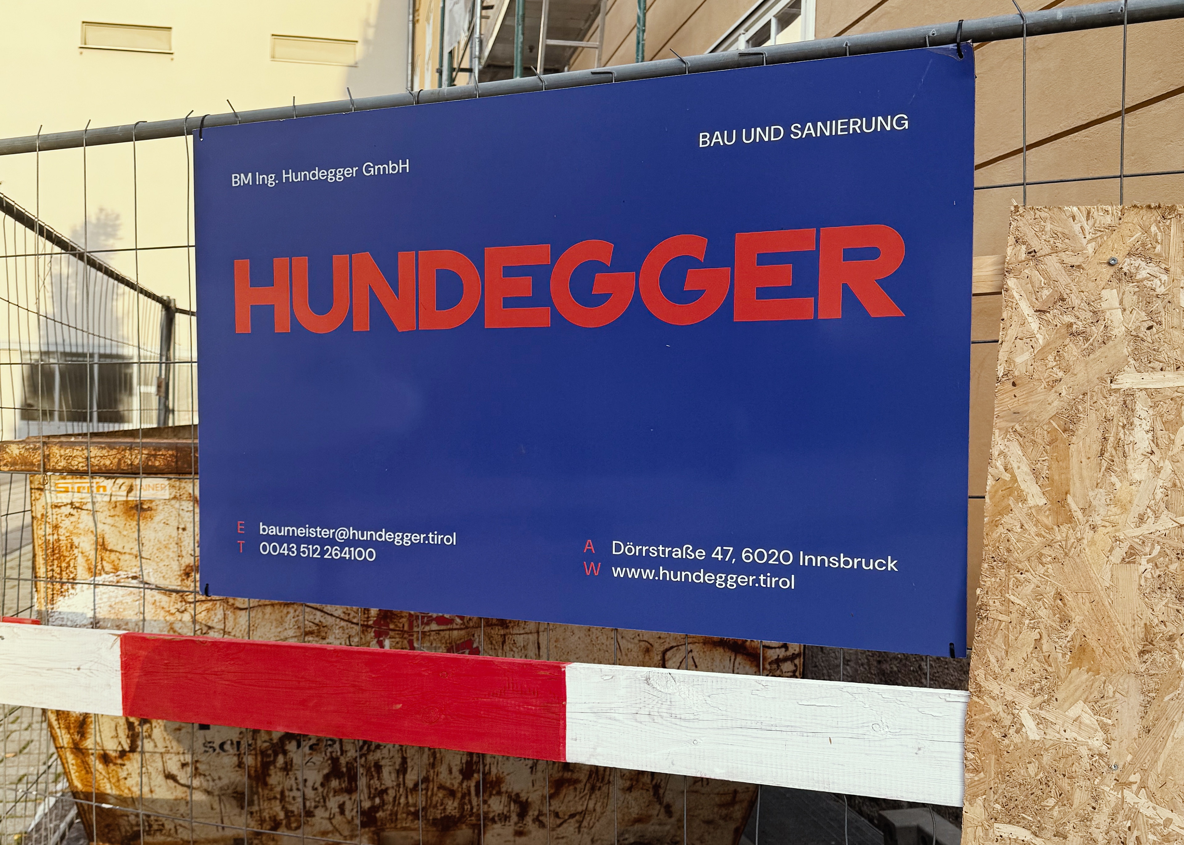 Hunderter Branding, Bauzaun Design