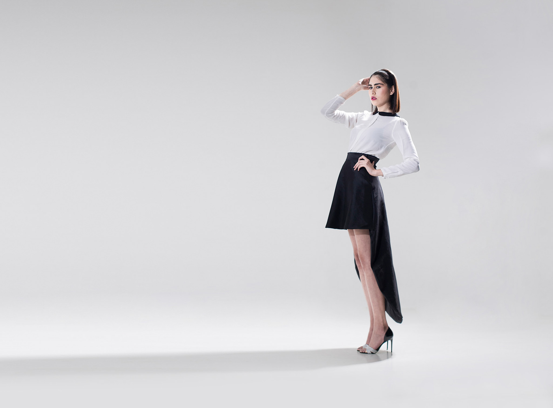 Fotos: Jeannine Cordero. Moda minimalista para Revista Perfil 679. Modelos Guadalupe Campos. Produccion: Laura Castillo. Maquillaje Velvet Salas. Asistente de foto:  Melissa Fernandez