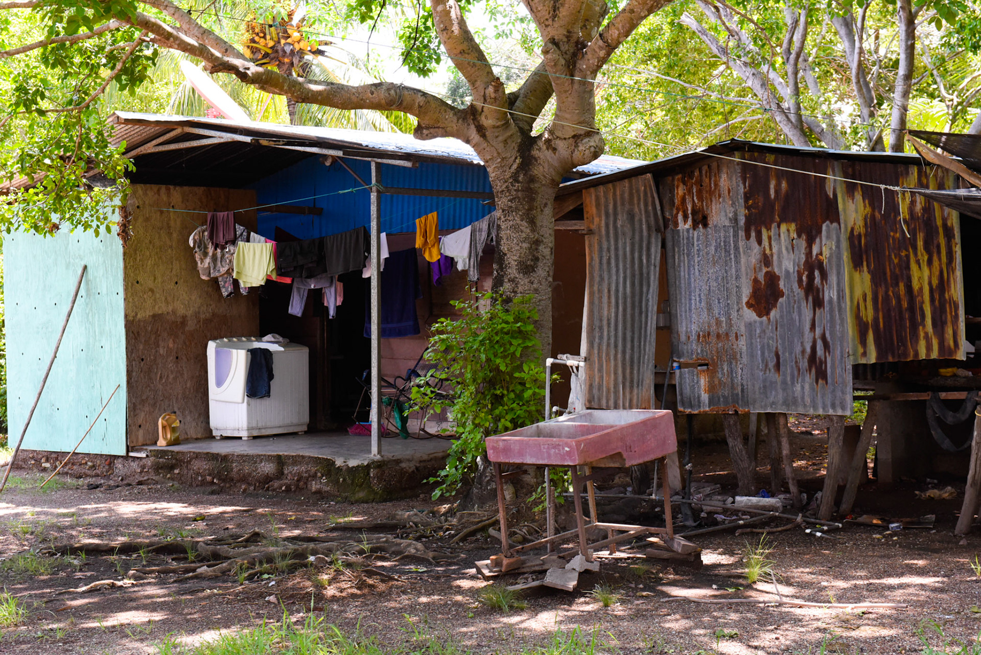24-junio-2017. Este miércoles 24 de junio visitamos la zona de Puerto Palito en Costa Pajaros, Puntarenas. Desde los años 80, Doña Siday Arias, en conjunto con la Universidad Nacional, han dedicado tiempo para evaluar las posibilidades del cultivo de las Ostras en el Golfo de Nicoya. Hoy día cuentan con 6 granjas. En Puerto Palito, nos encontramos con un grupo de trabajadores que se encargaban cada uno de su tarea: limpieza, selección de Ostras por tamaño, llevar nuevamente al mar, a las que no cumplían con el tamaño mínimo para la comercialización (6cm), entre otras labores. Fotos: Nina Cordero. En la Fotografía: