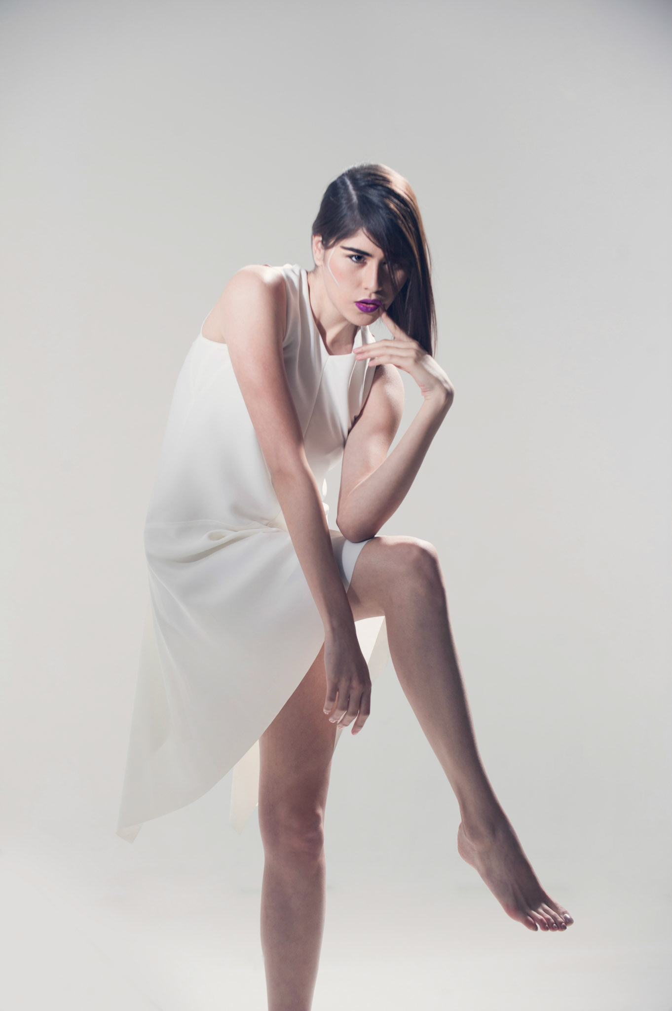 Fotos: Jeannine Cordero. Moda minimalista para Revista Perfil 679. Modelos Guadalupe Campos. Produccion: Laura Castillo. Maquillaje Velvet Salas. Asistente de foto:  Melissa Fernandez