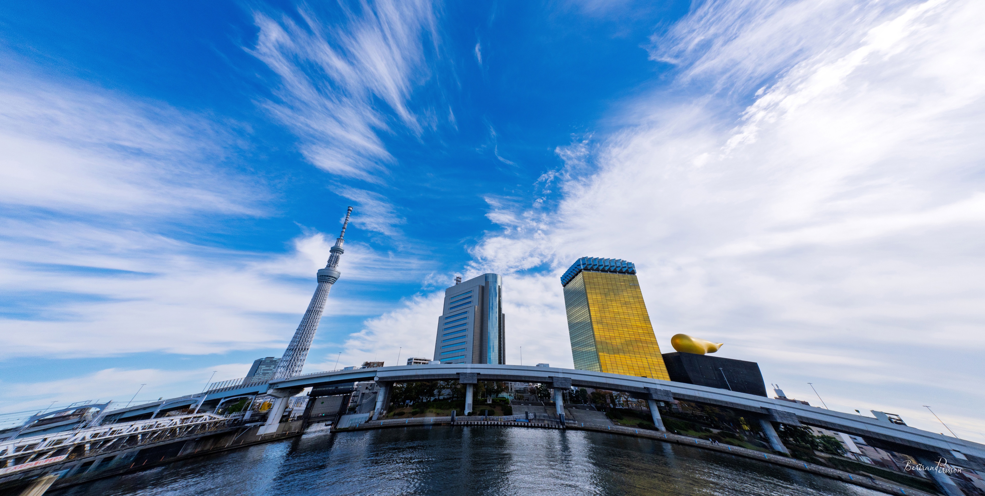 Japon 2025 - Tokyo - Bords du fleuve Sumida : l'Asahi beer hall dessiné par Philippe Starck (la flamme est surnommée "l'étron d'or" !)