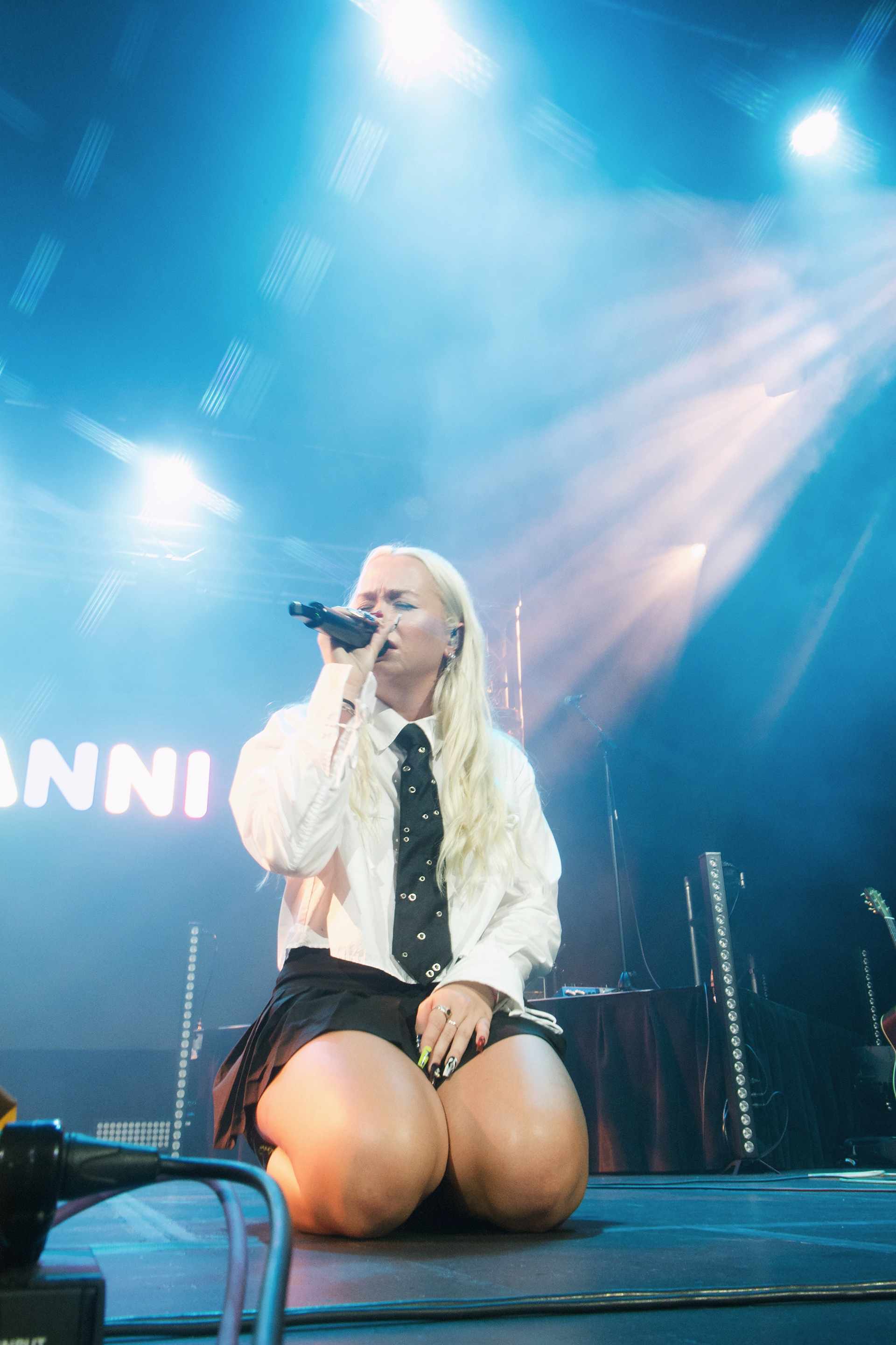 HANNI - LOGAN ENTERTAINMENT CENTRE