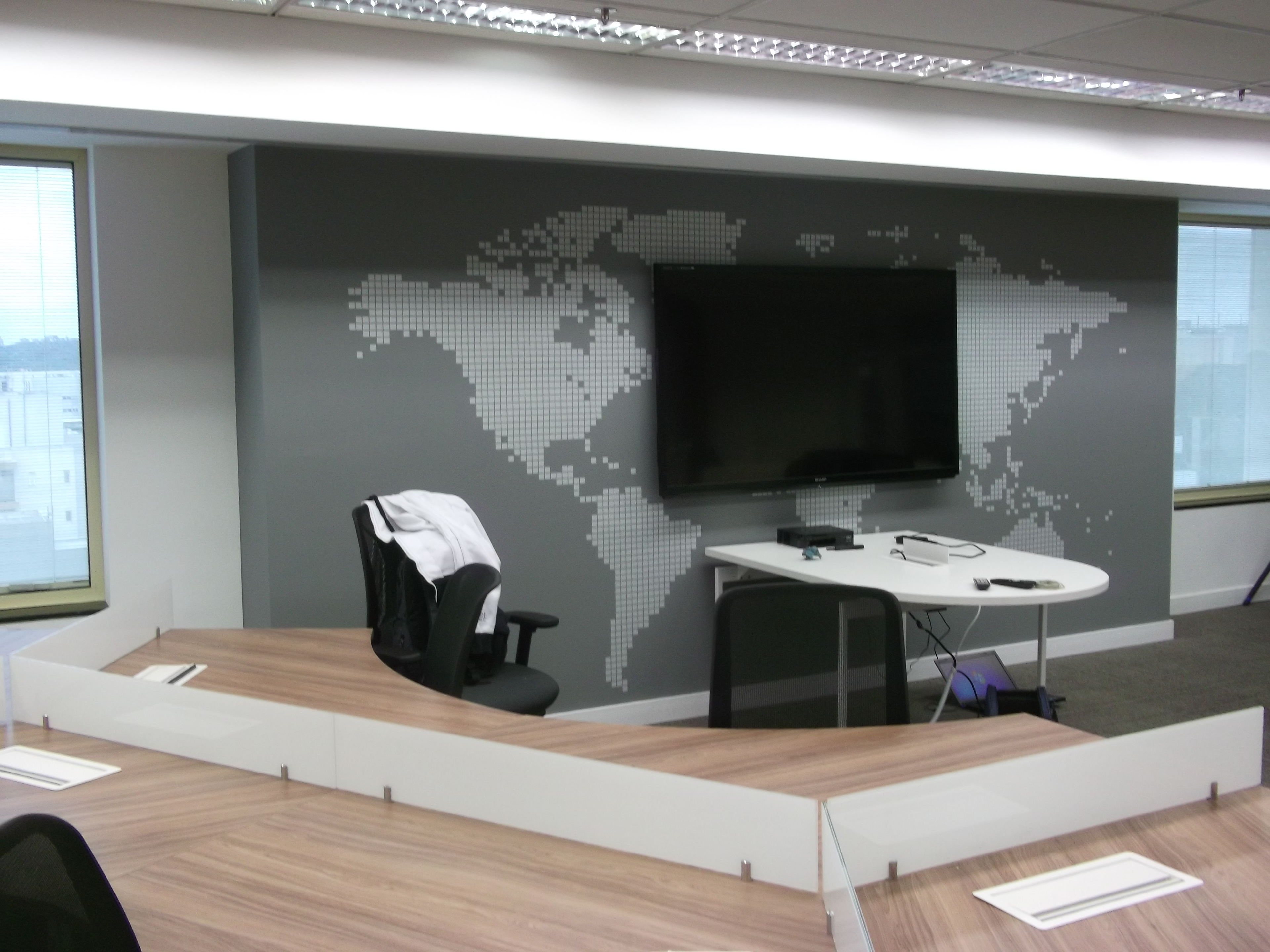 Arte adesivada na sala principal