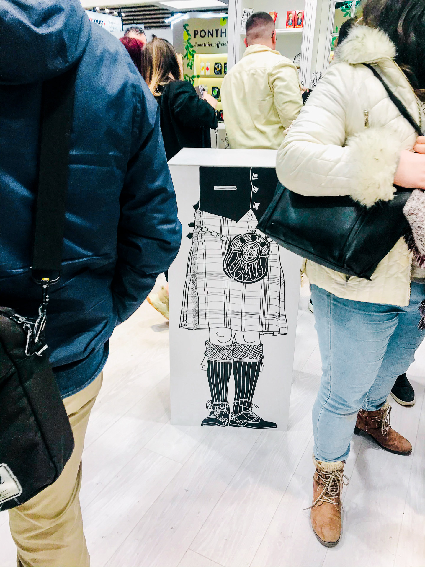 Mange-debout Écossais en kilt - Stand PCB Création au salon SIRHA 2023
