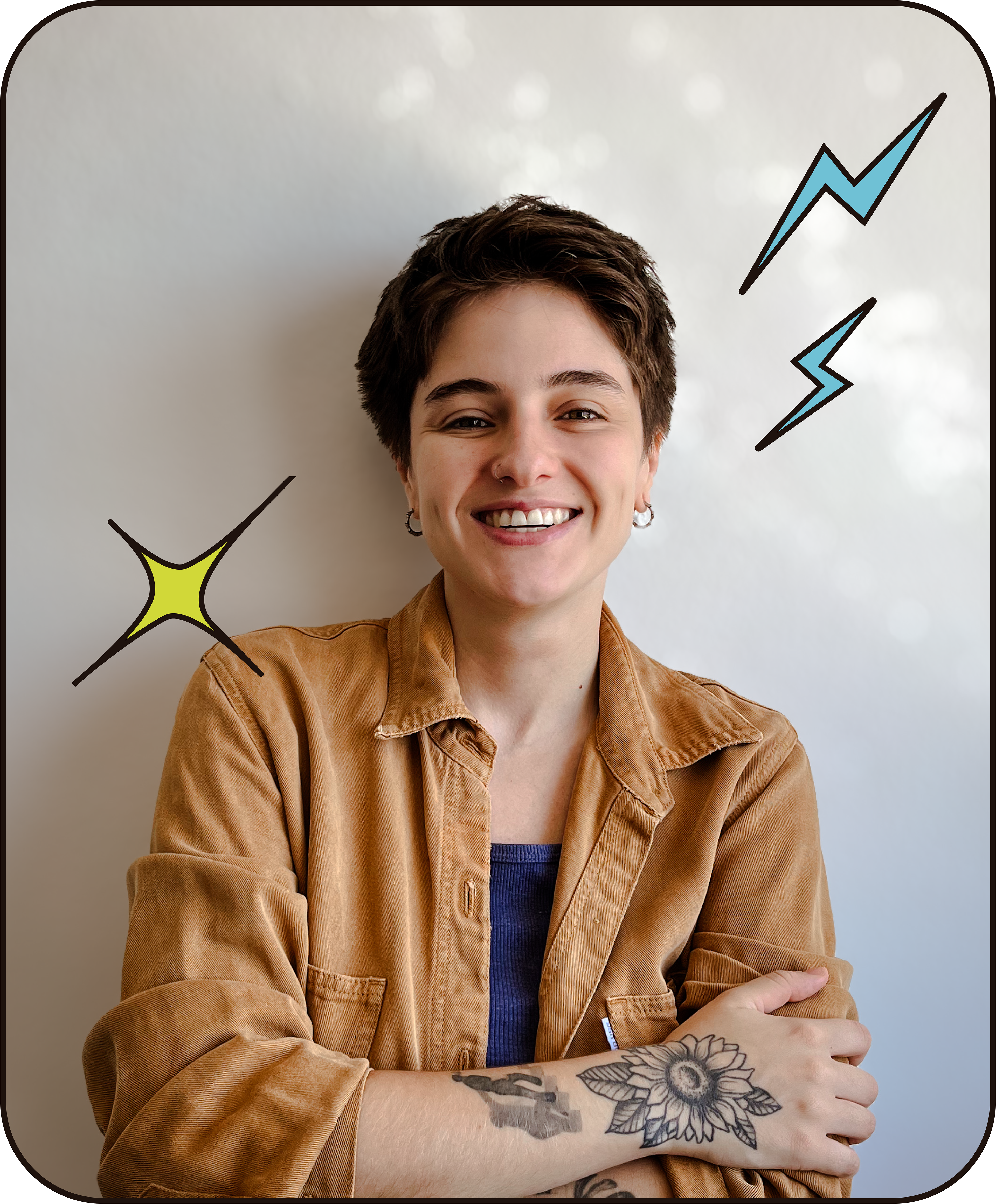 Foto da designer: mulher caucasiana, sorrindo, de cabelos curtos e castanhos, braços cruzados, vestindo uma camisa de botão amarelo-mostarda.