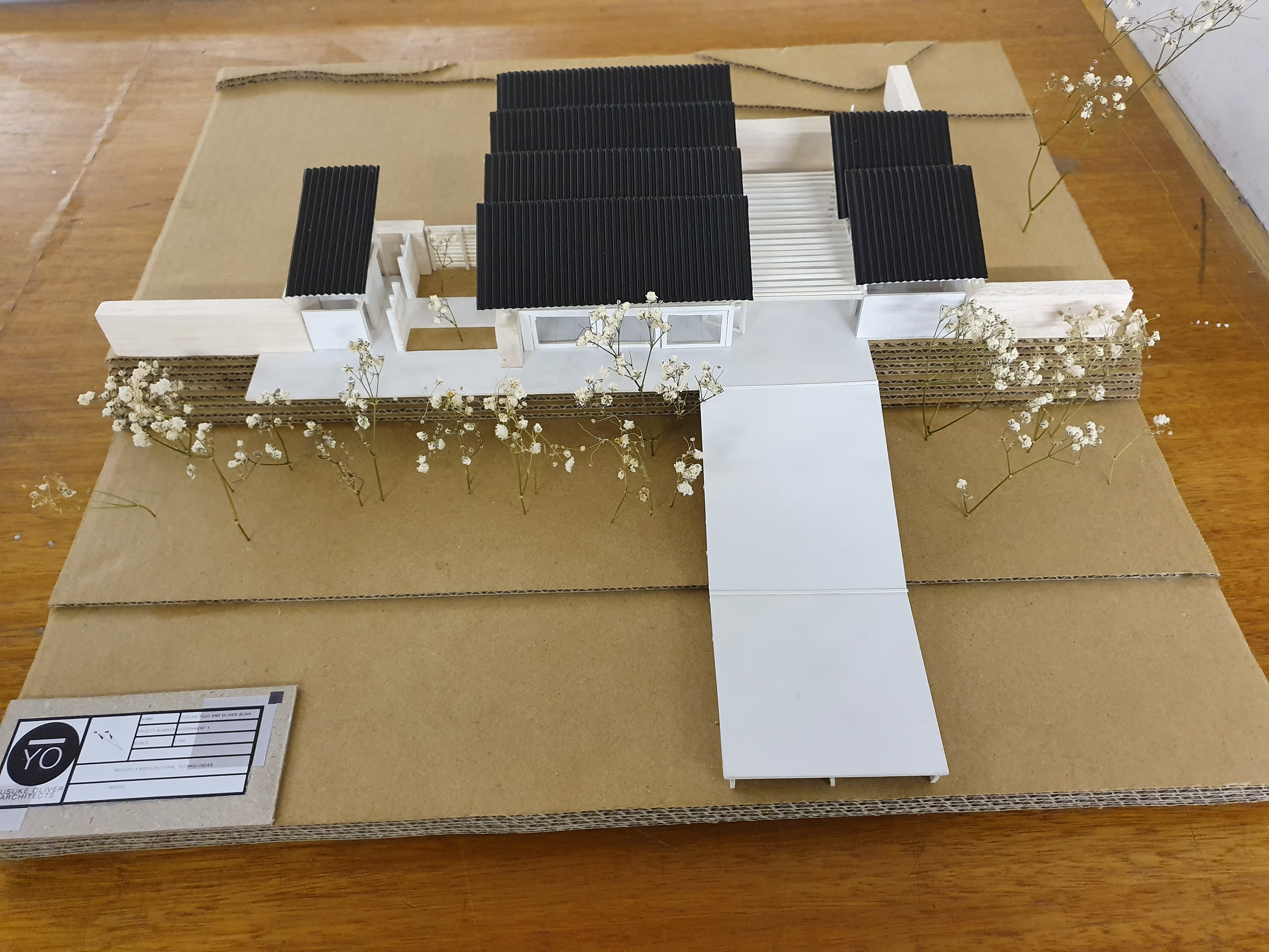 1:100 Model Front